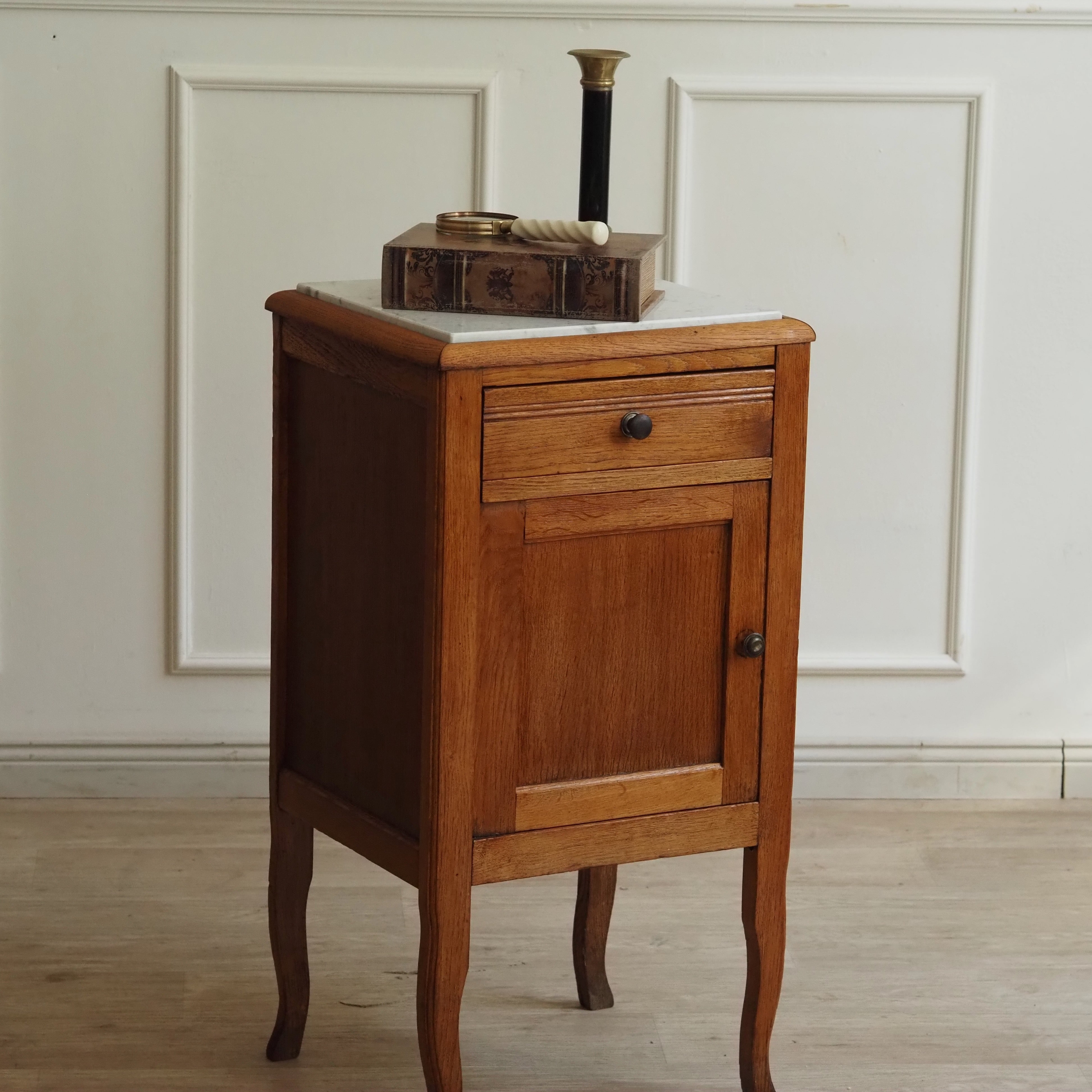 Nachttisch Louis-XV-Stil mit Marmorplatte um 1900