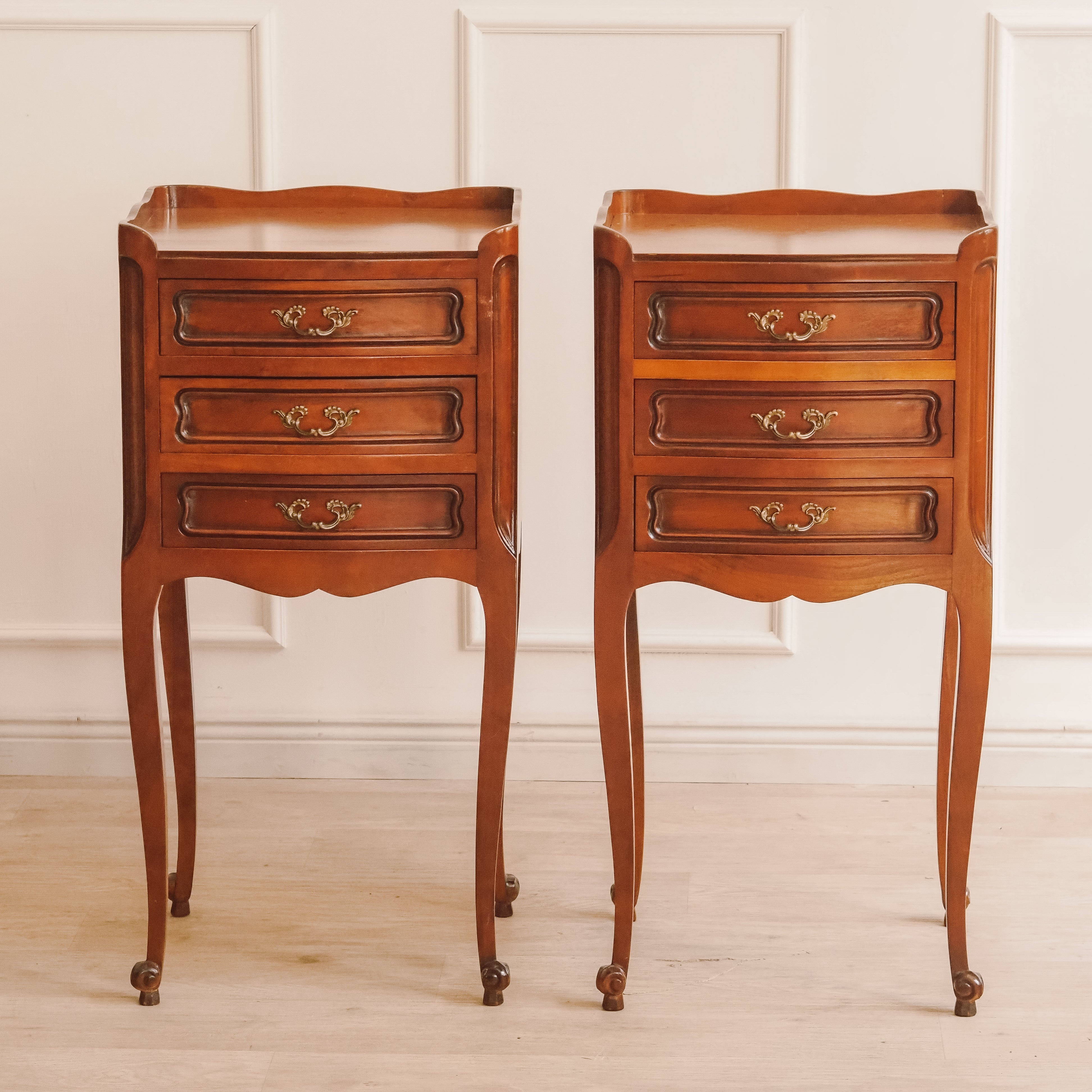 Nachttisch Paar Louis-XV-Stil Vintage – Chevets mit Galerie und geschwungenen Beinen