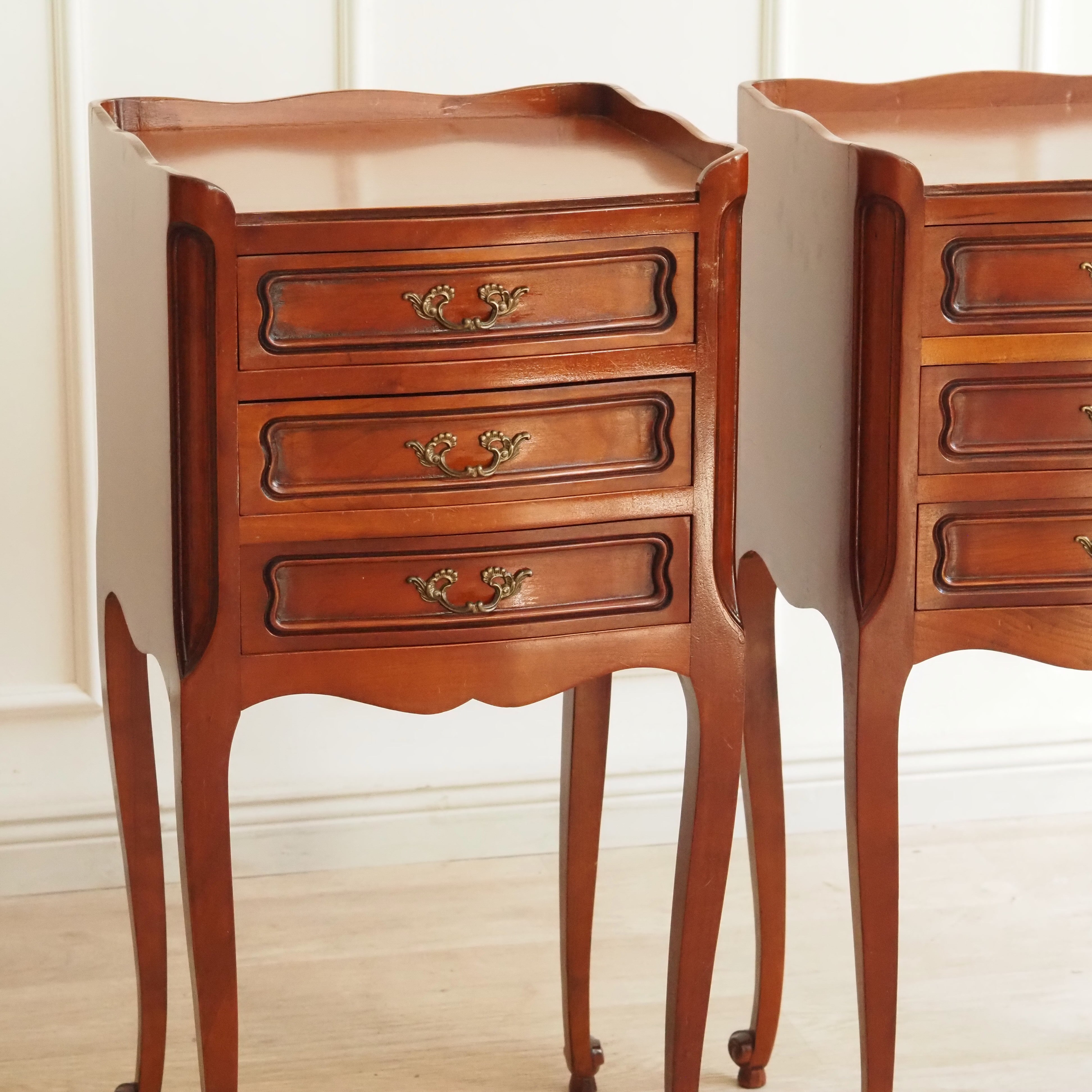 Nachttisch Paar Louis-XV-Stil Vintage – Chevets mit Galerie und geschwungenen Beinen