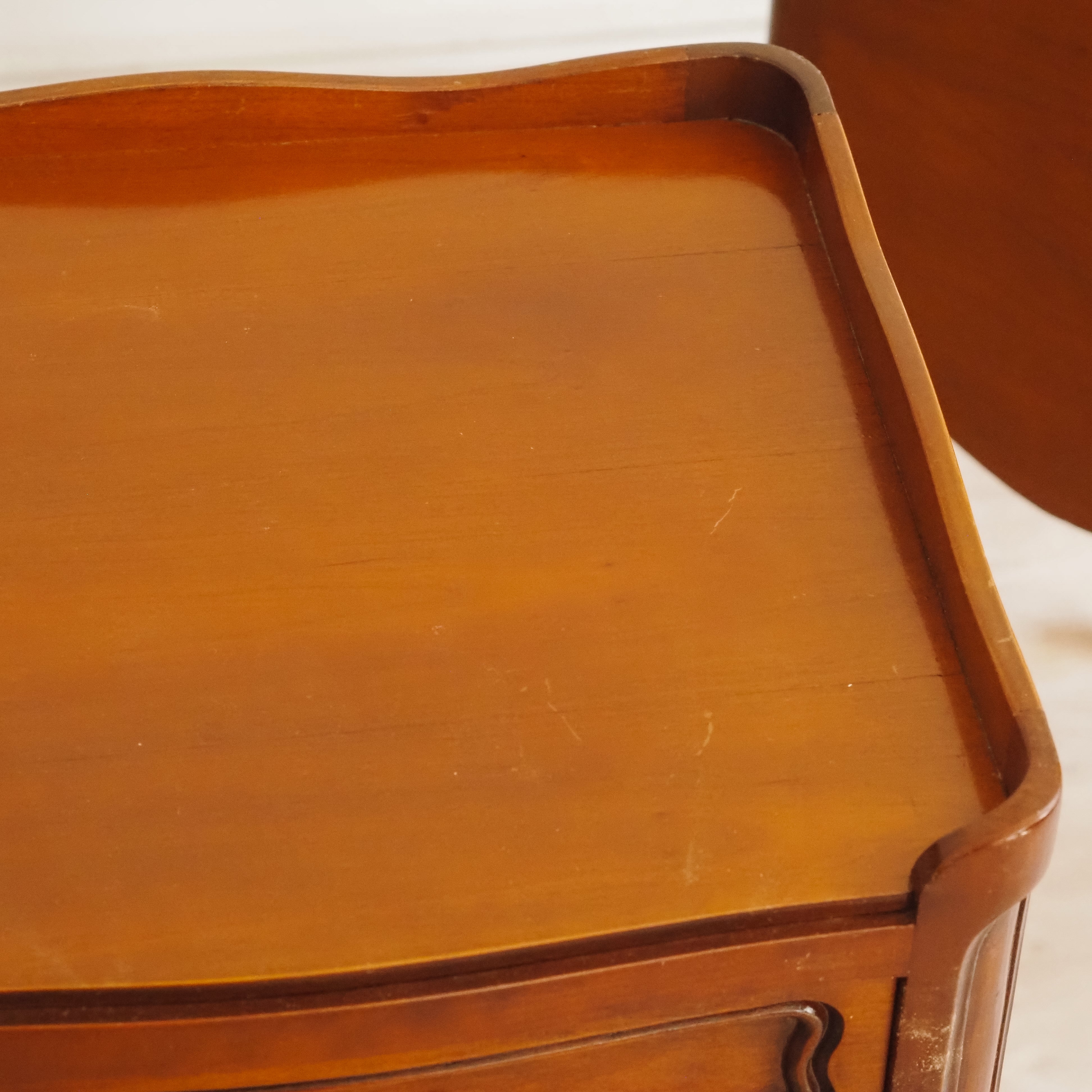 Nachttisch Paar Louis-XV-Stil Vintage – Chevets mit Galerie und geschwungenen Beinen