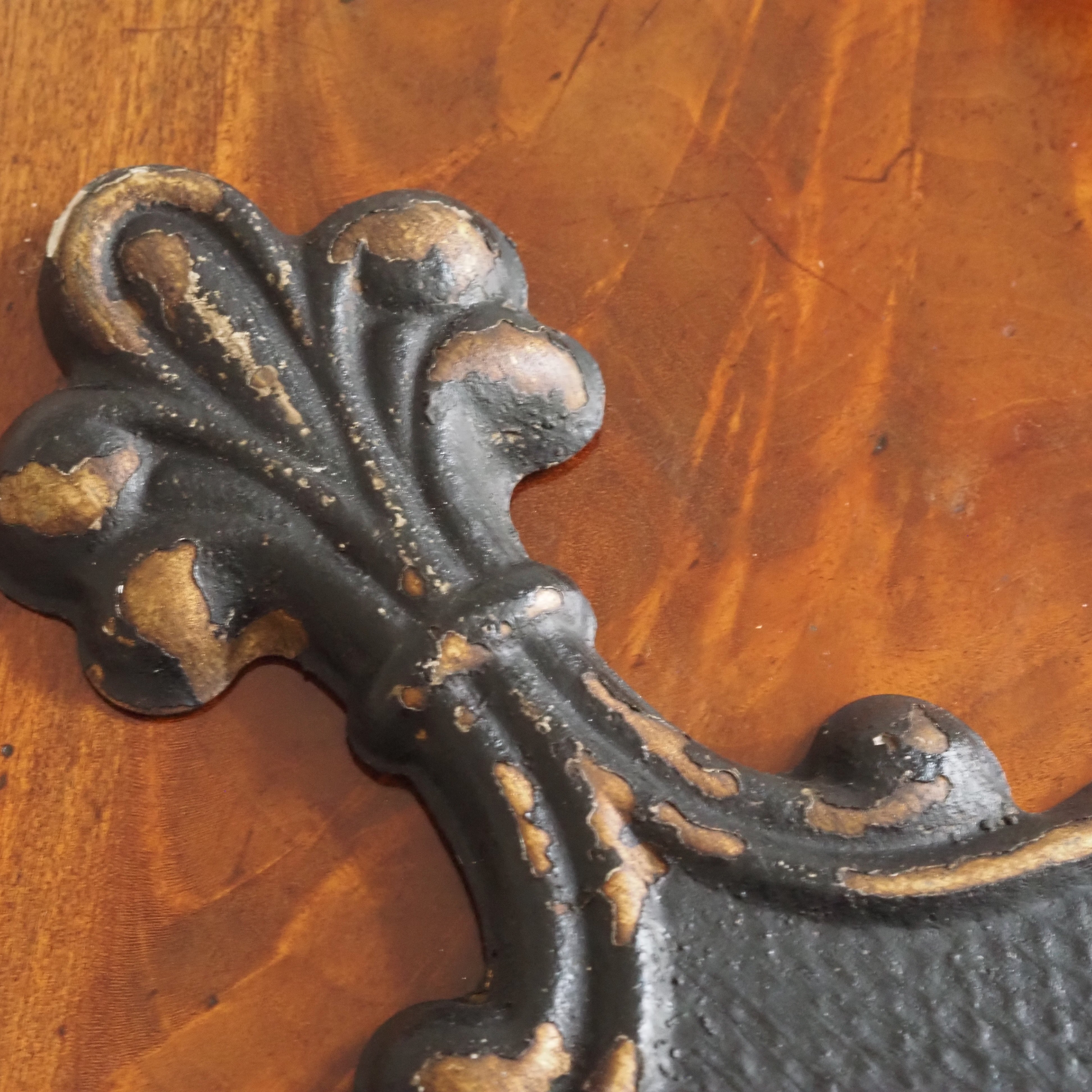 Wandhaken im Fleur-de-Lis-Stil · historisierendes Wandornament in Schwarz-Gold