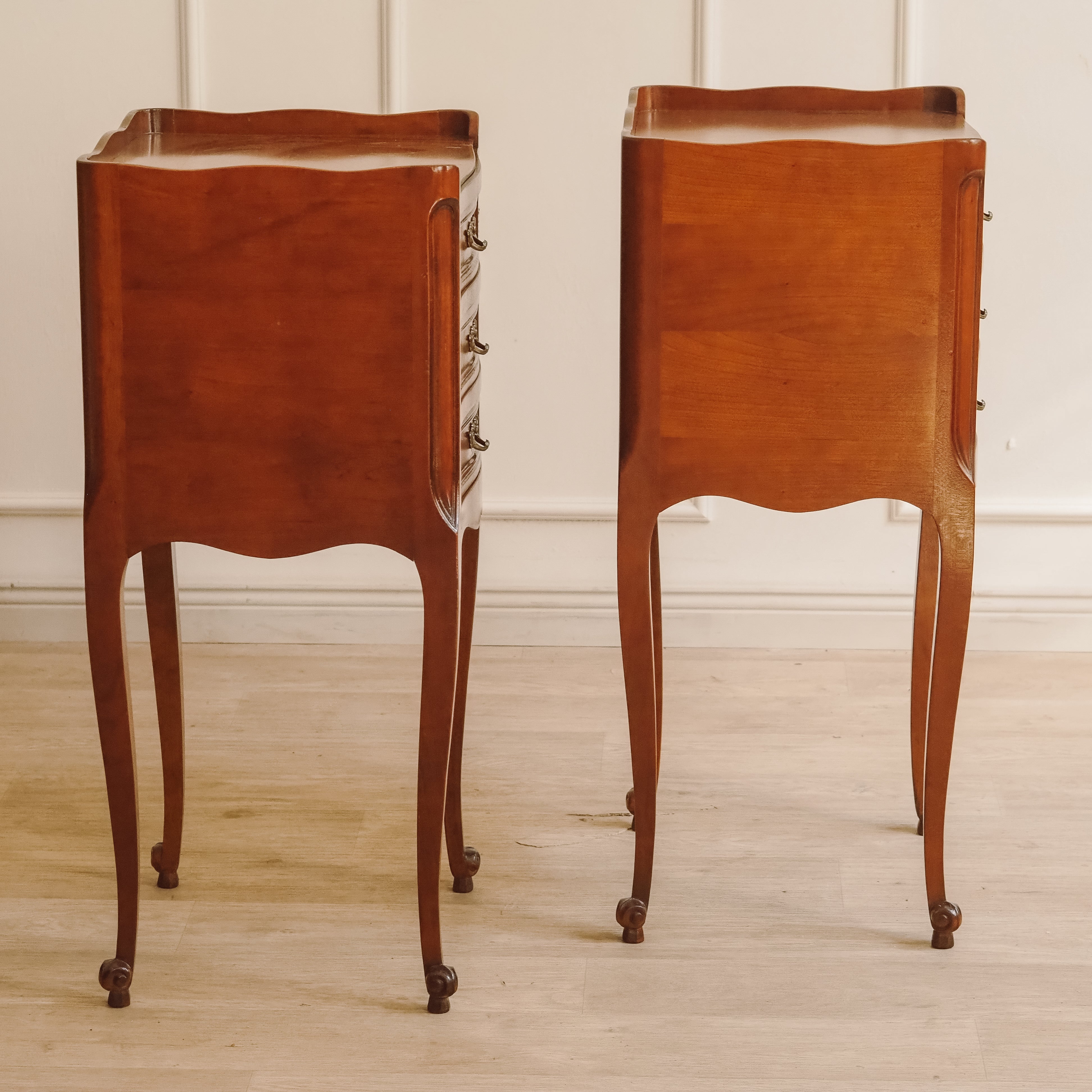 Nachttisch Paar Louis-XV-Stil Vintage – Chevets mit Galerie und geschwungenen Beinen