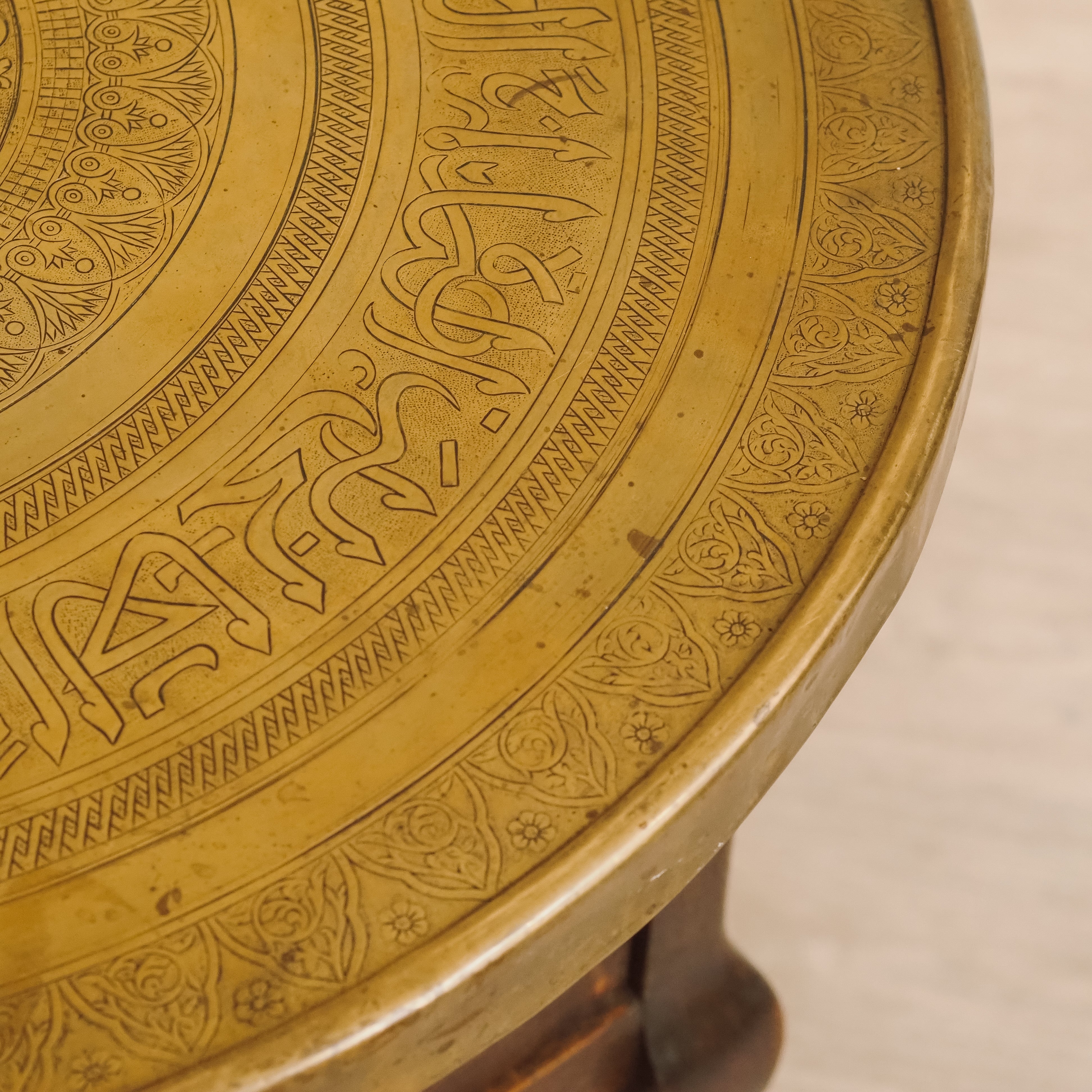Orientalischer Beistelltisch mit gravierter Kupferplatte um 1900