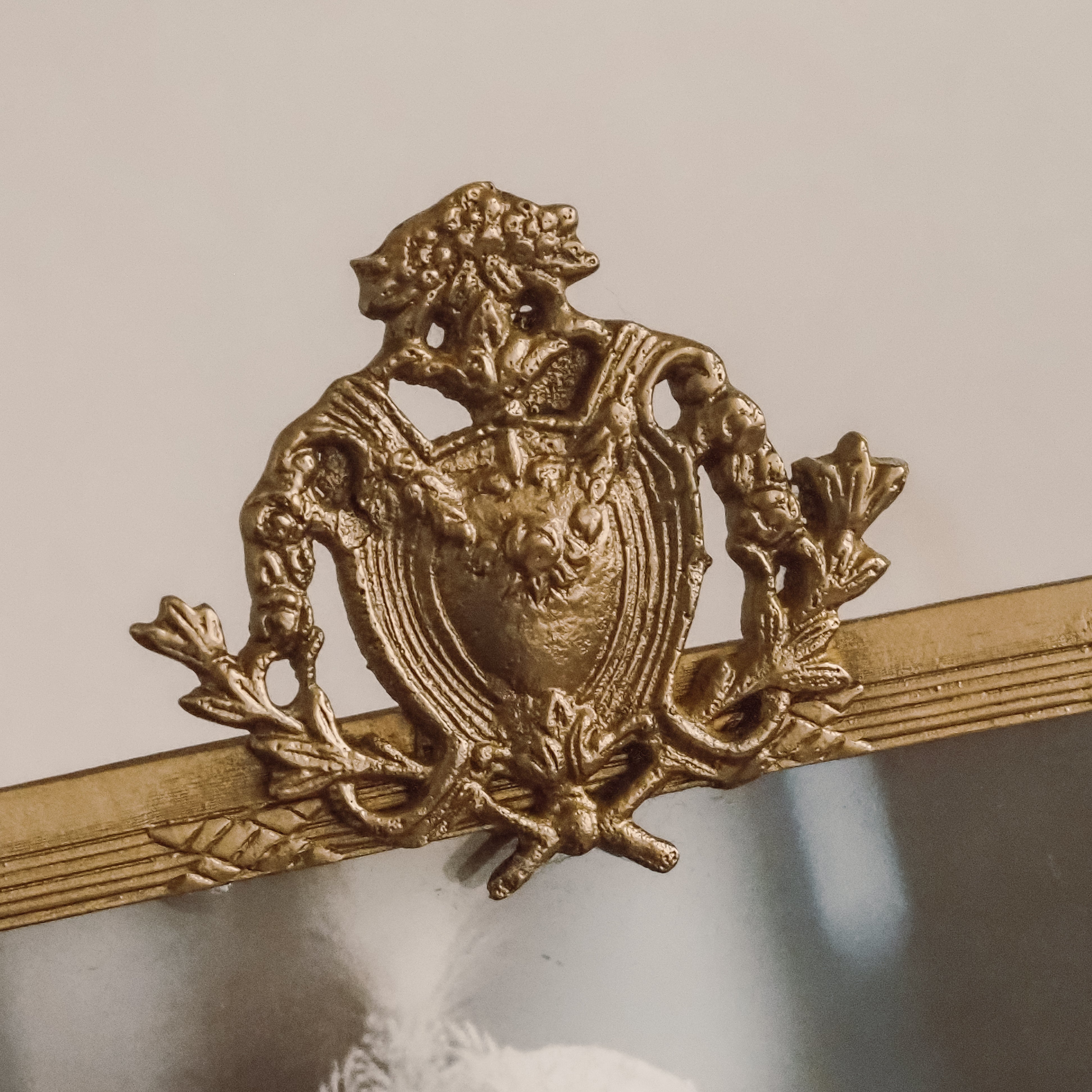 Bilderrahmen · historisierende Form · Messingoptik · 13 × 18 cm