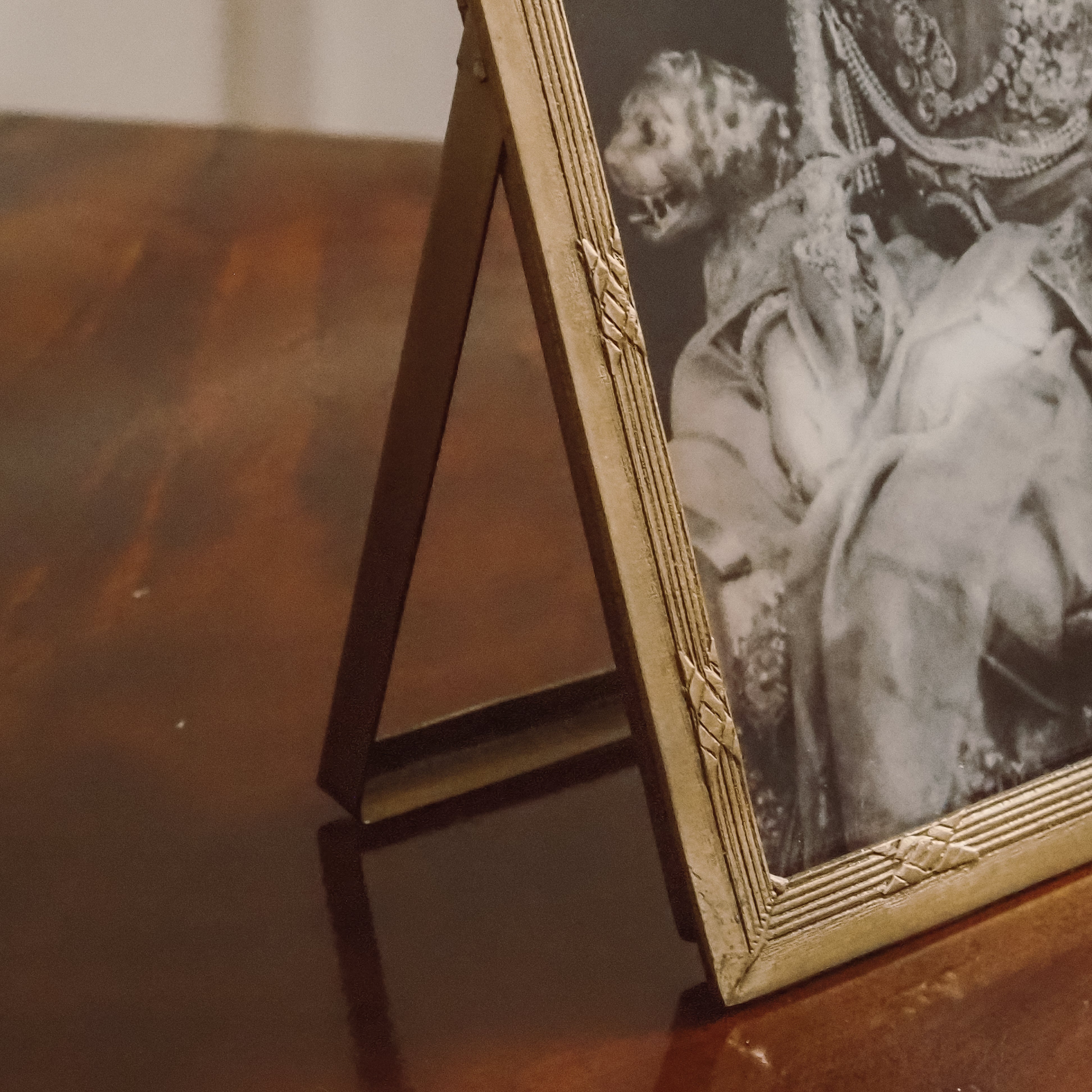 Bilderrahmen · historisierende Form · Messingoptik · 13 × 18 cm