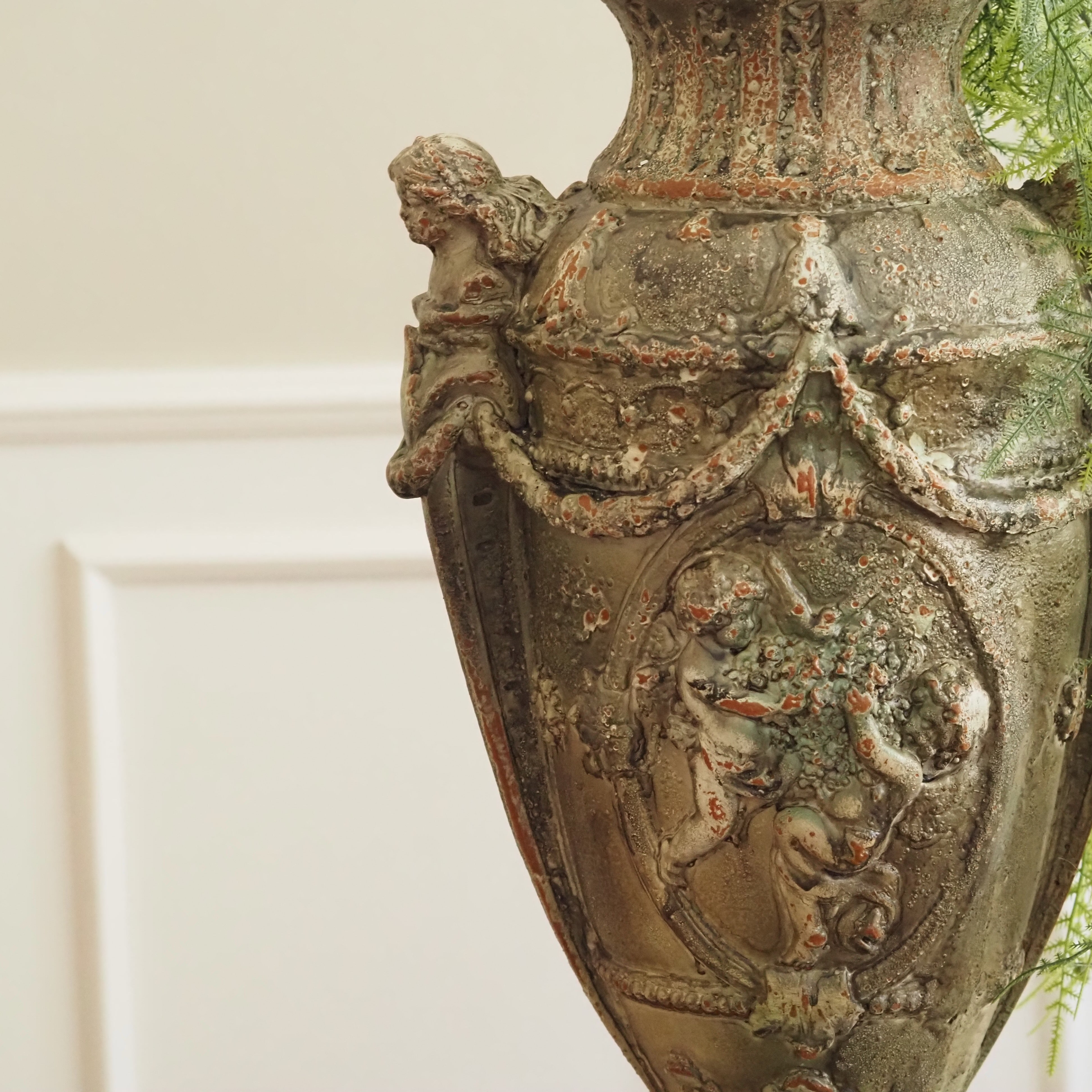 Amphoren-Vase Grün Terrakotta · Keramik mit Reliefdekor, angelehnt an den Klassizismus