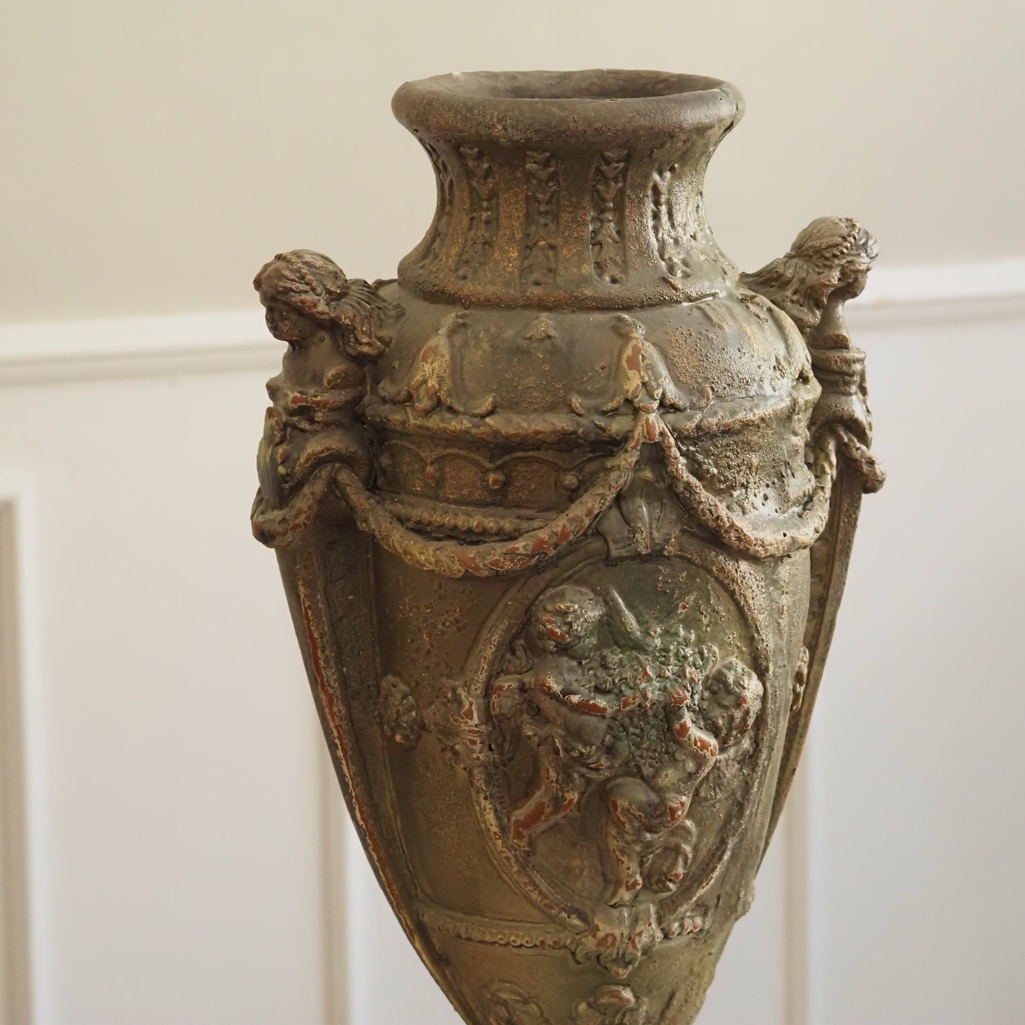 Amphoren-Vase Grün Terrakotta · Keramik mit Reliefdekor, angelehnt an den Klassizismus