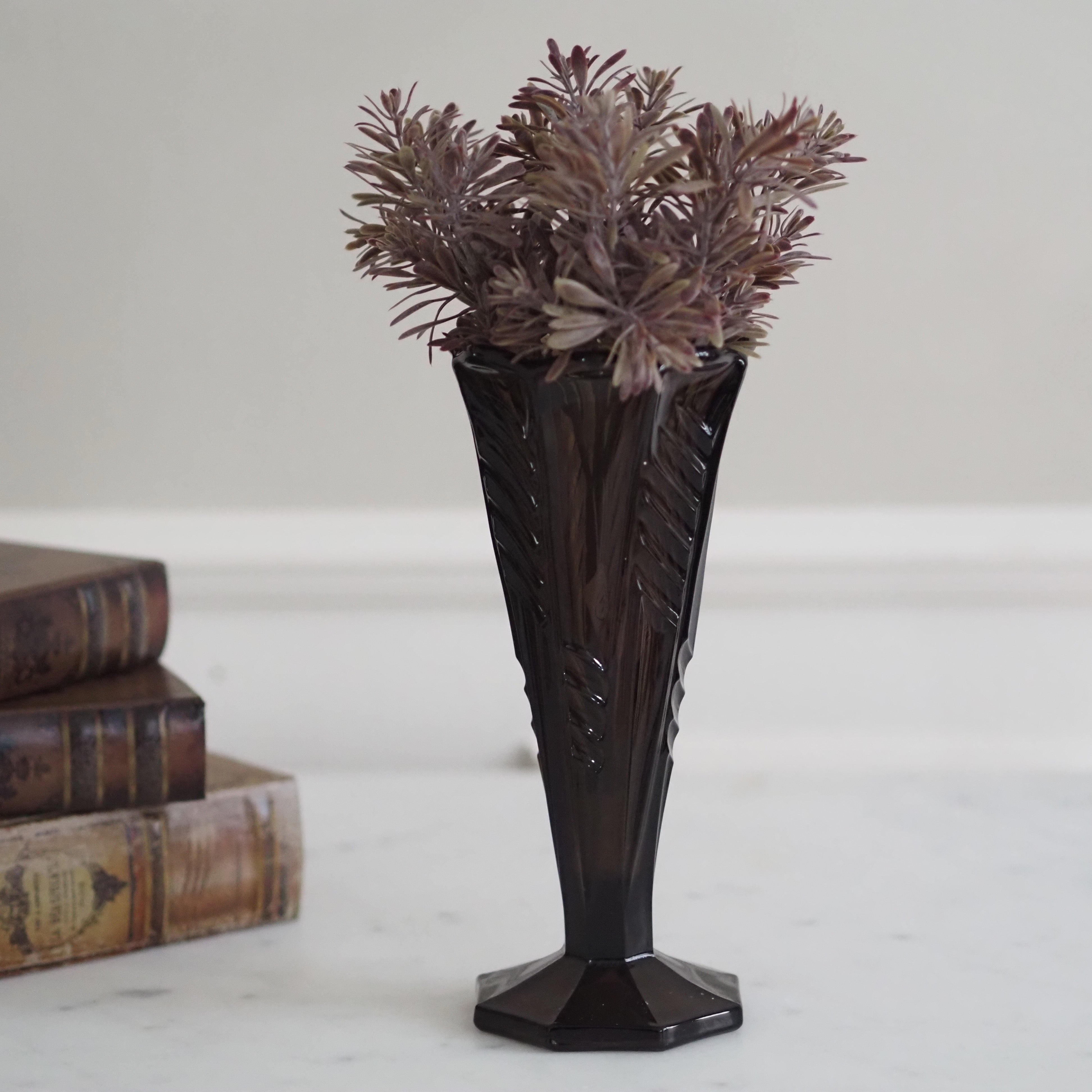 Vase aus dunklem Glas · Art-Déco-bezogene Formgebung