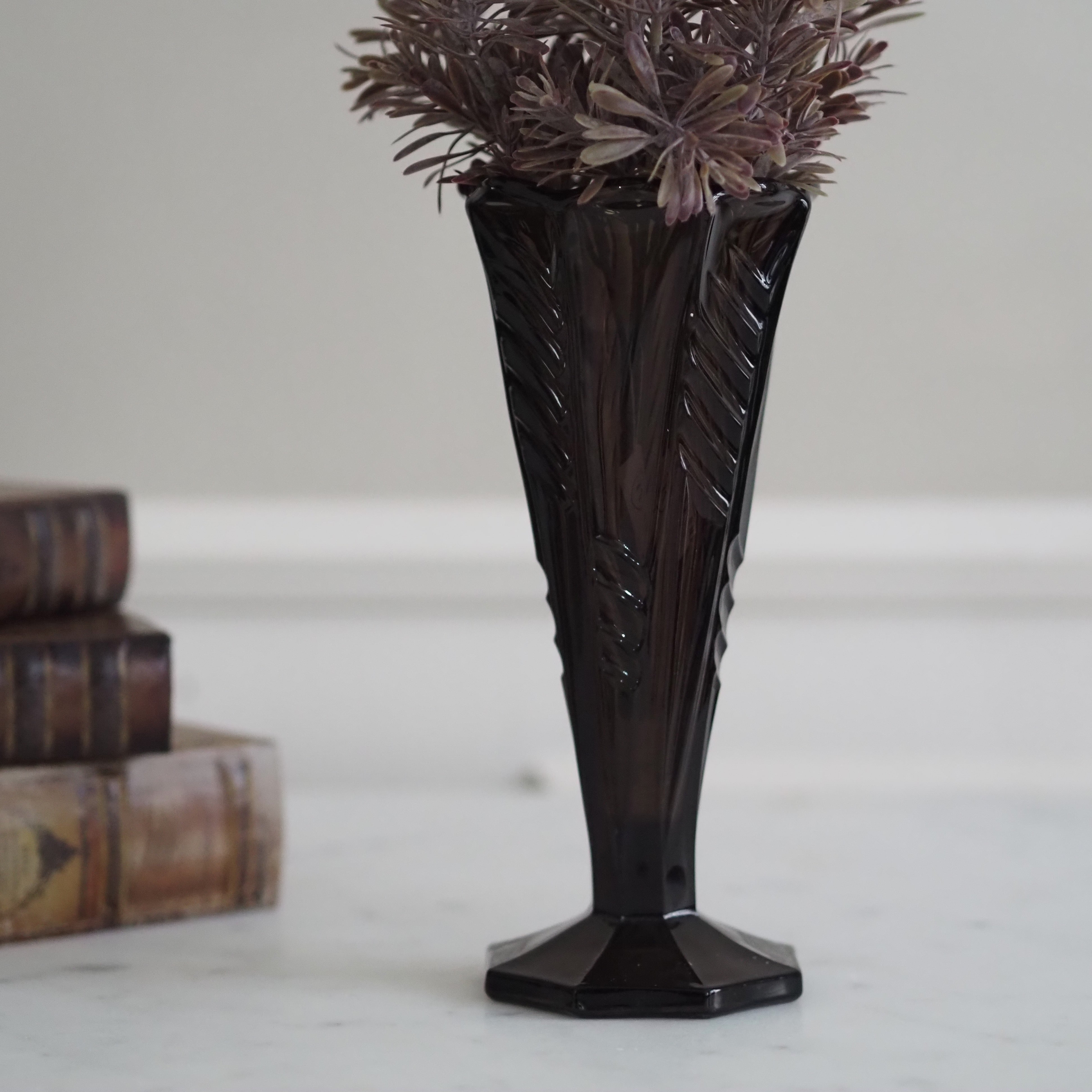 Vase aus dunklem Glas · Art-Déco-bezogene Formgebung