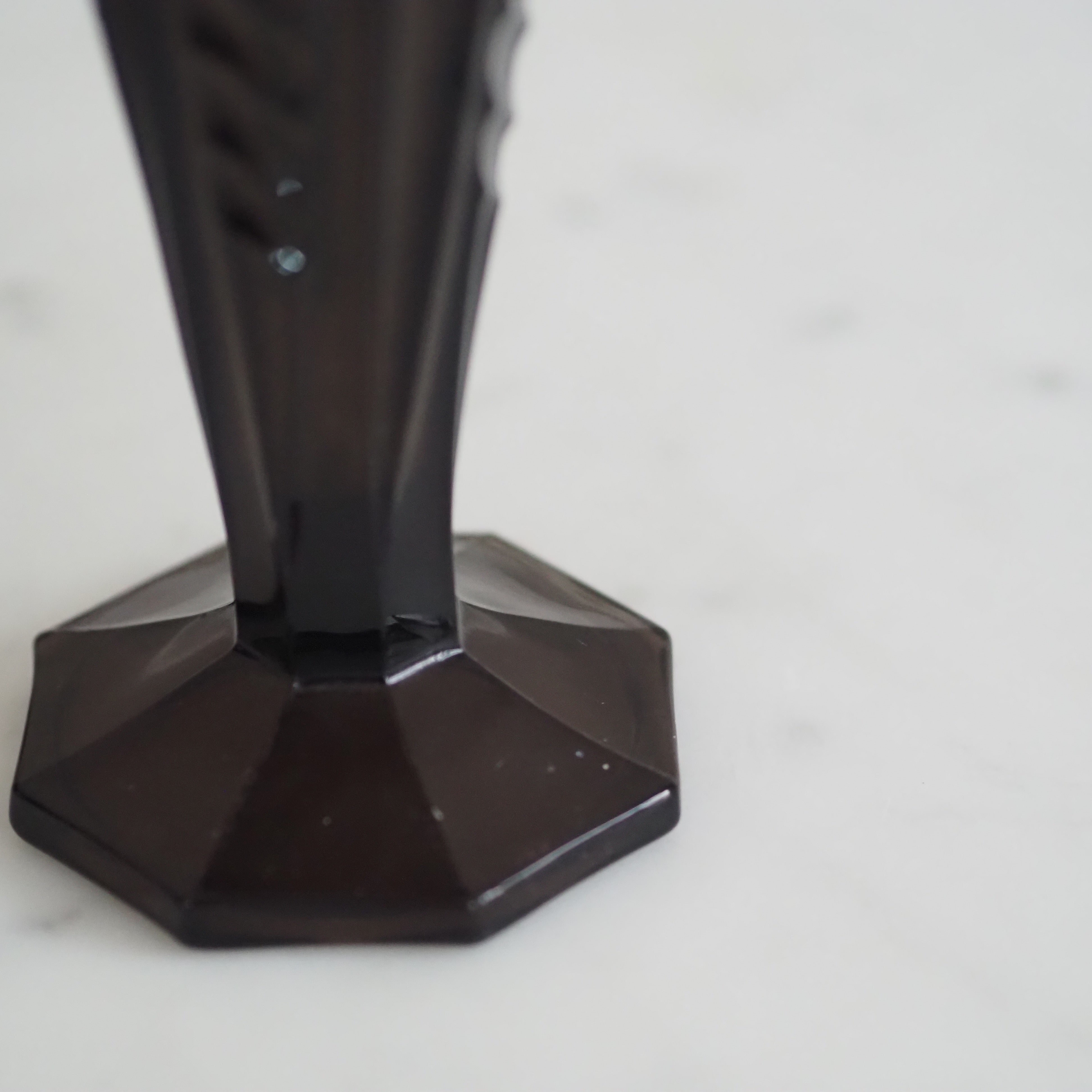 Vase aus dunklem Glas · Art-Déco-bezogene Formgebung