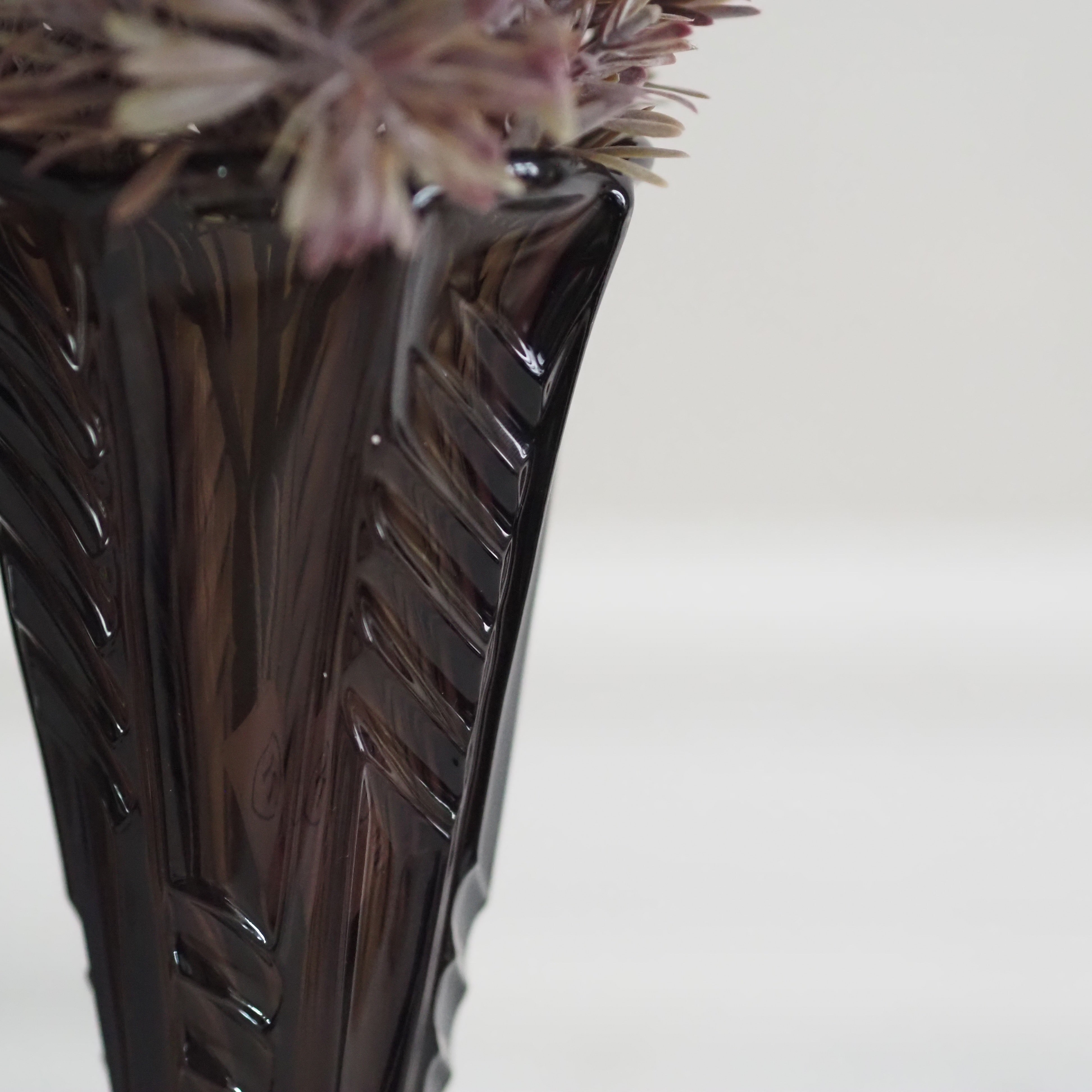 Vase aus dunklem Glas · Art-Déco-bezogene Formgebung