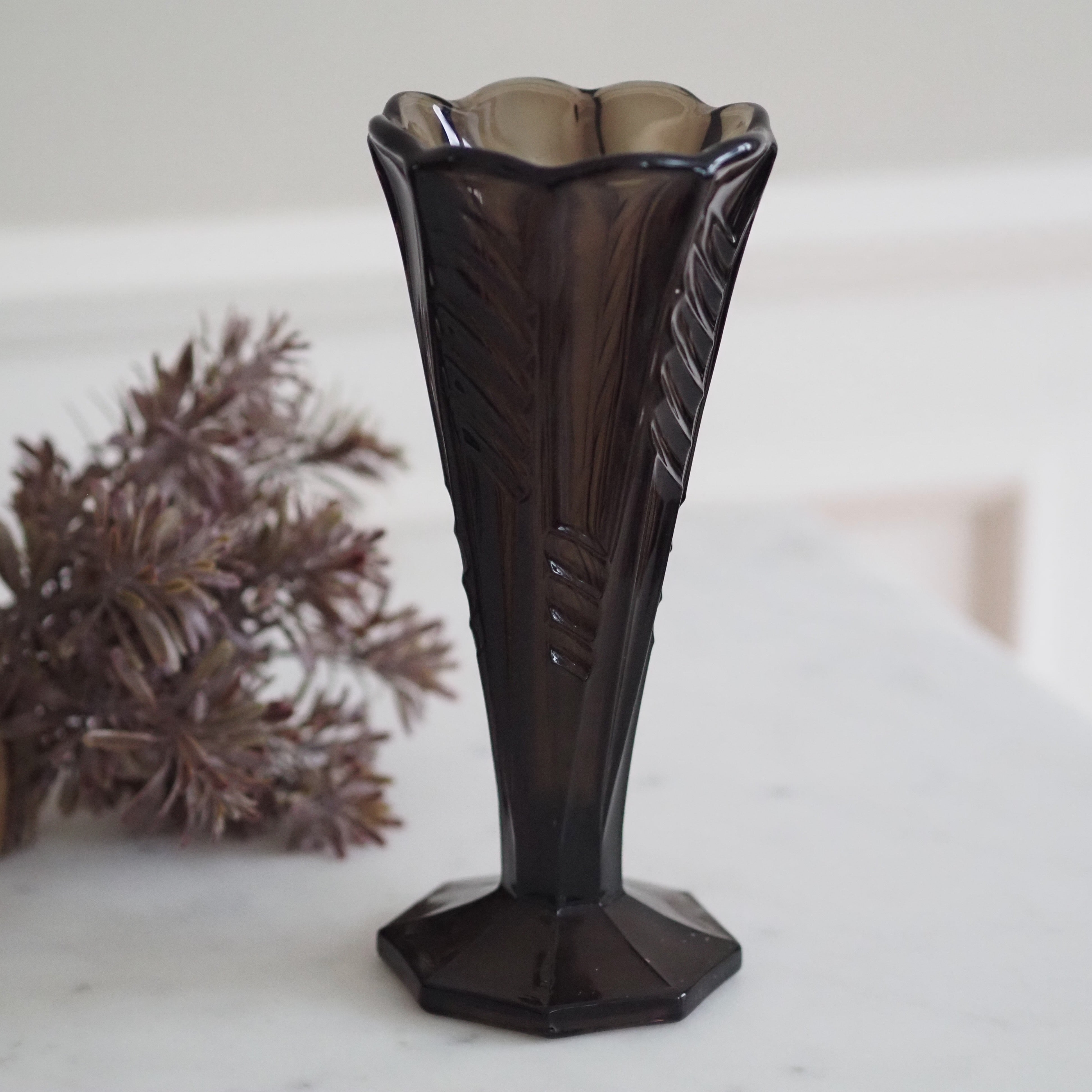 Vase aus dunklem Glas · Art-Déco-bezogene Formgebung