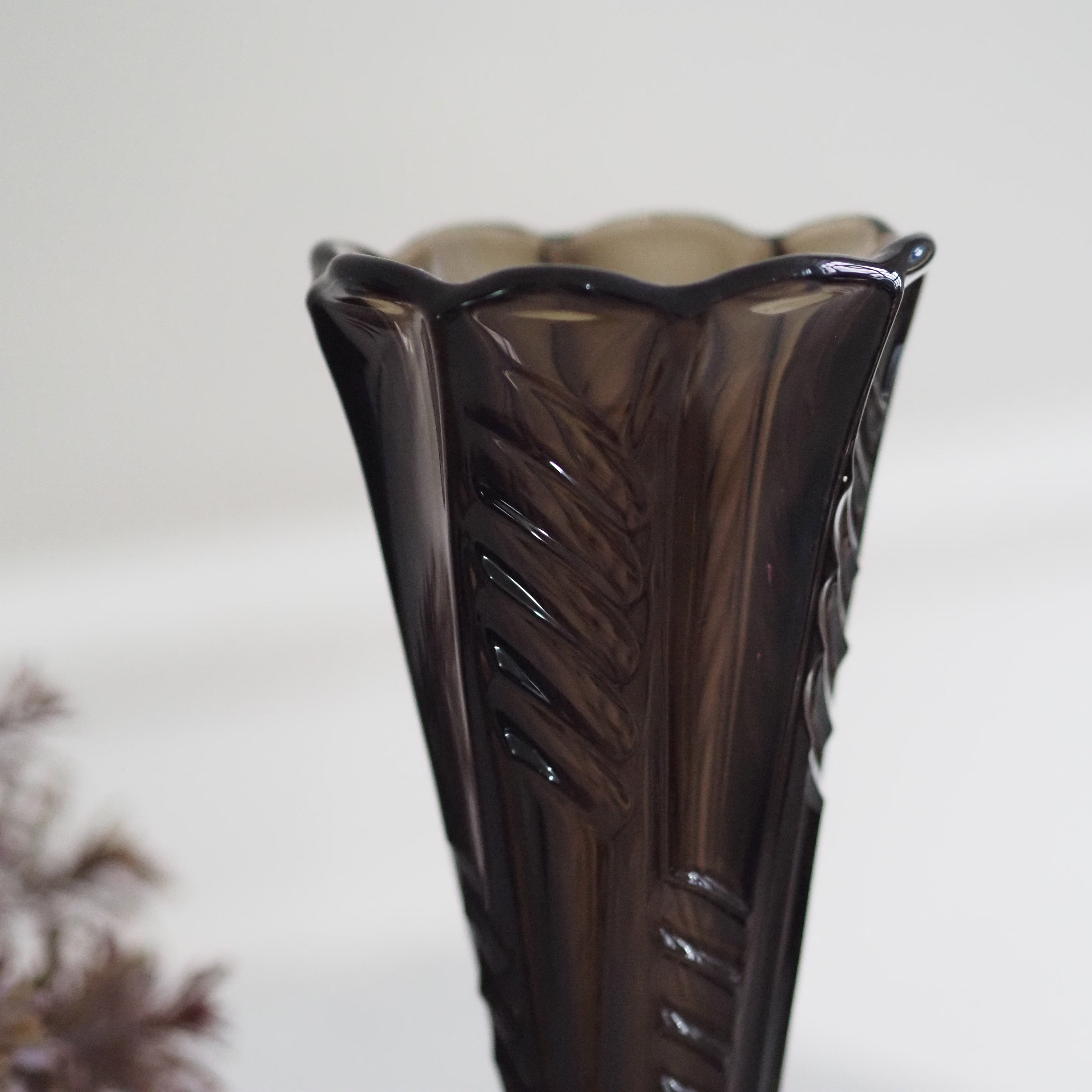 Vase aus dunklem Glas · Art-Déco-bezogene Formgebung
