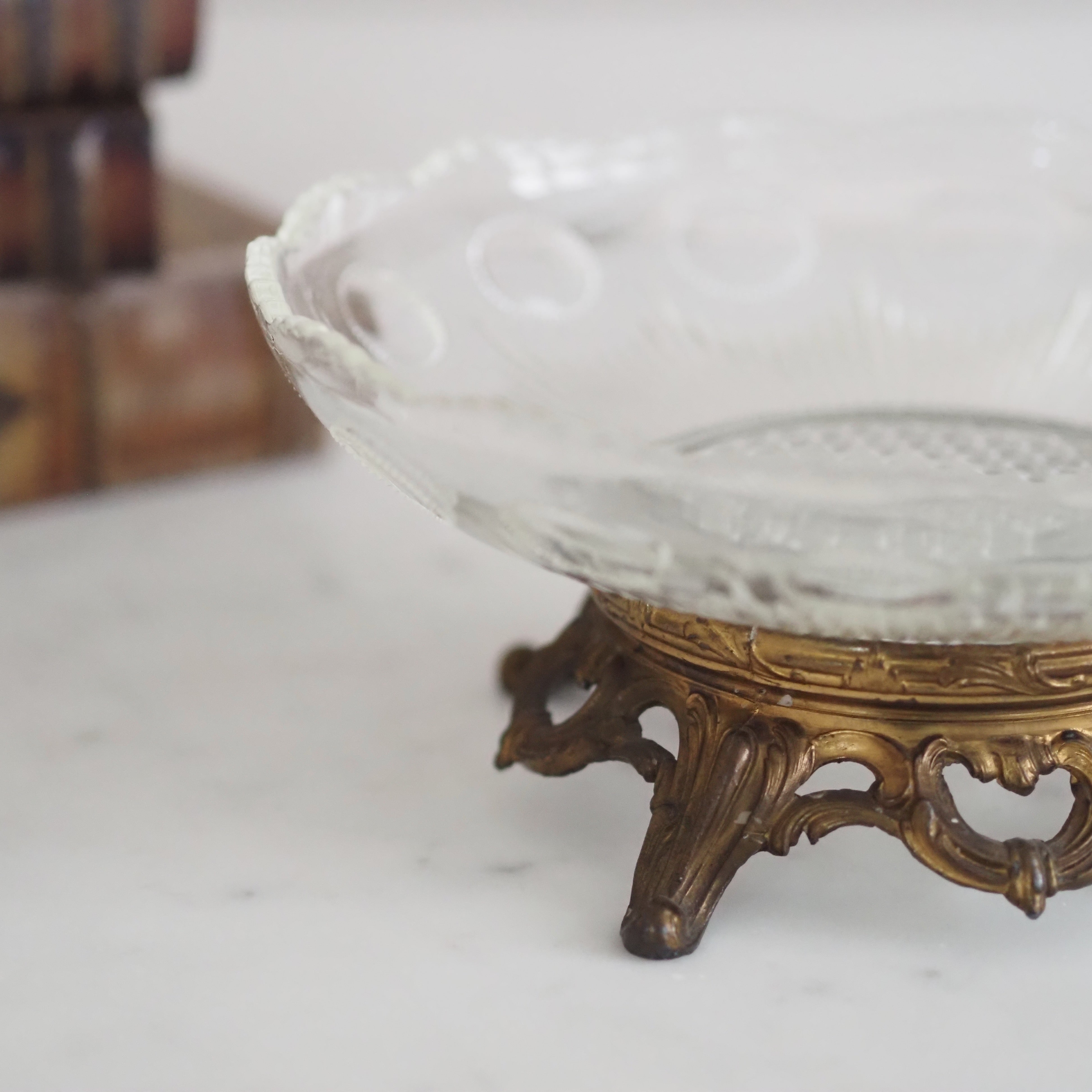 Glasschale auf Metallfuß · historisierend dekorative Präsentierschale