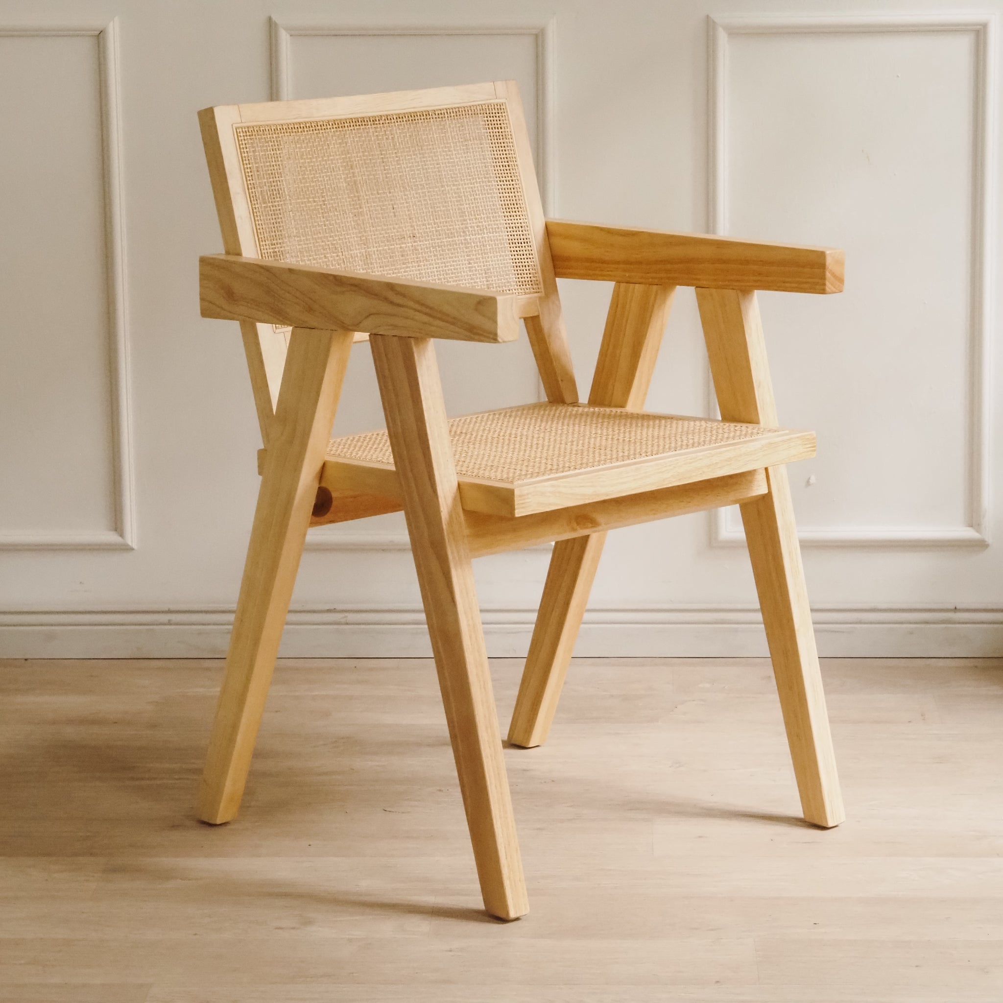 Design Armlehnstuhl mit Geflecht - Esszimmerstuhl Rattan