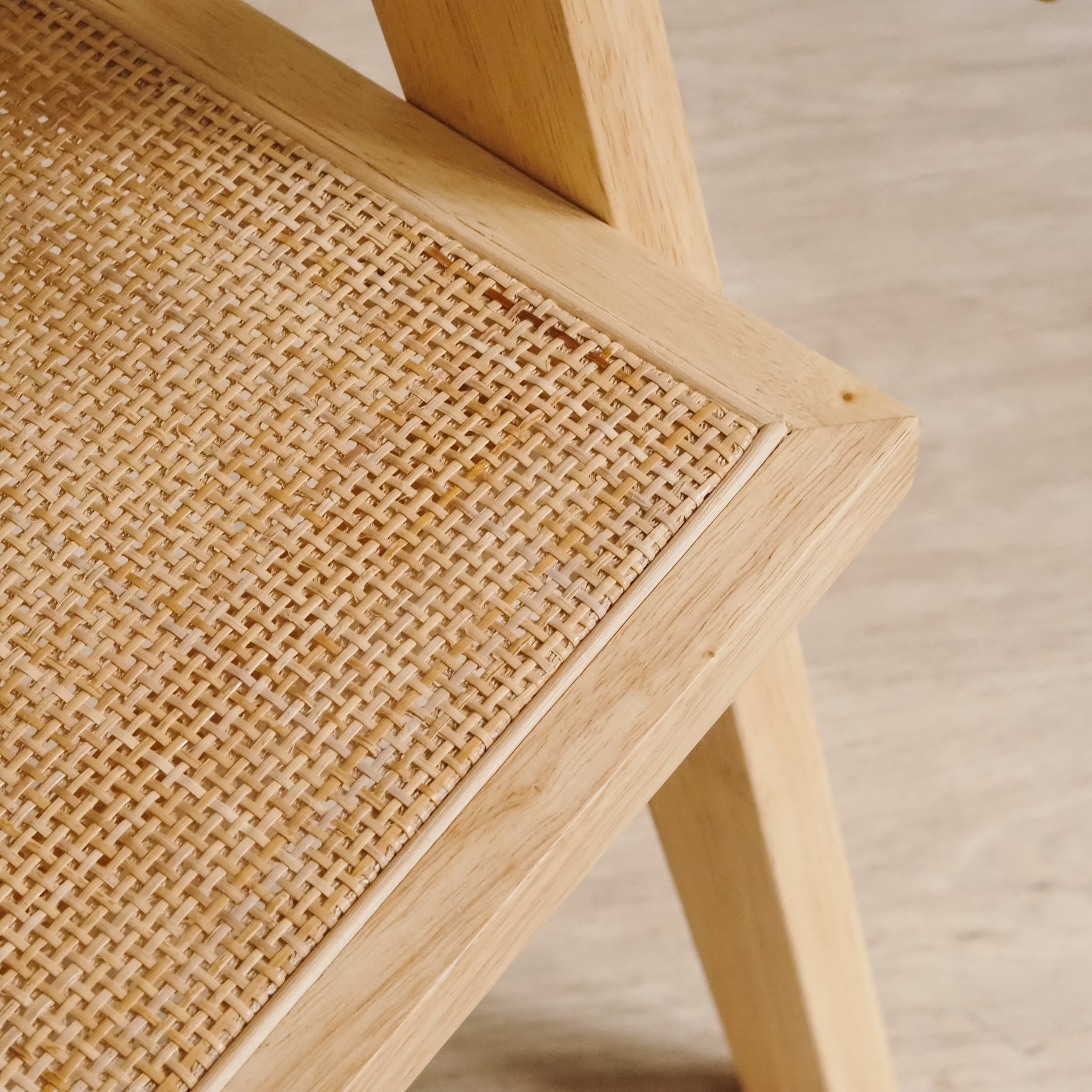 Design Armlehnstuhl mit Geflecht - Esszimmerstuhl Rattan