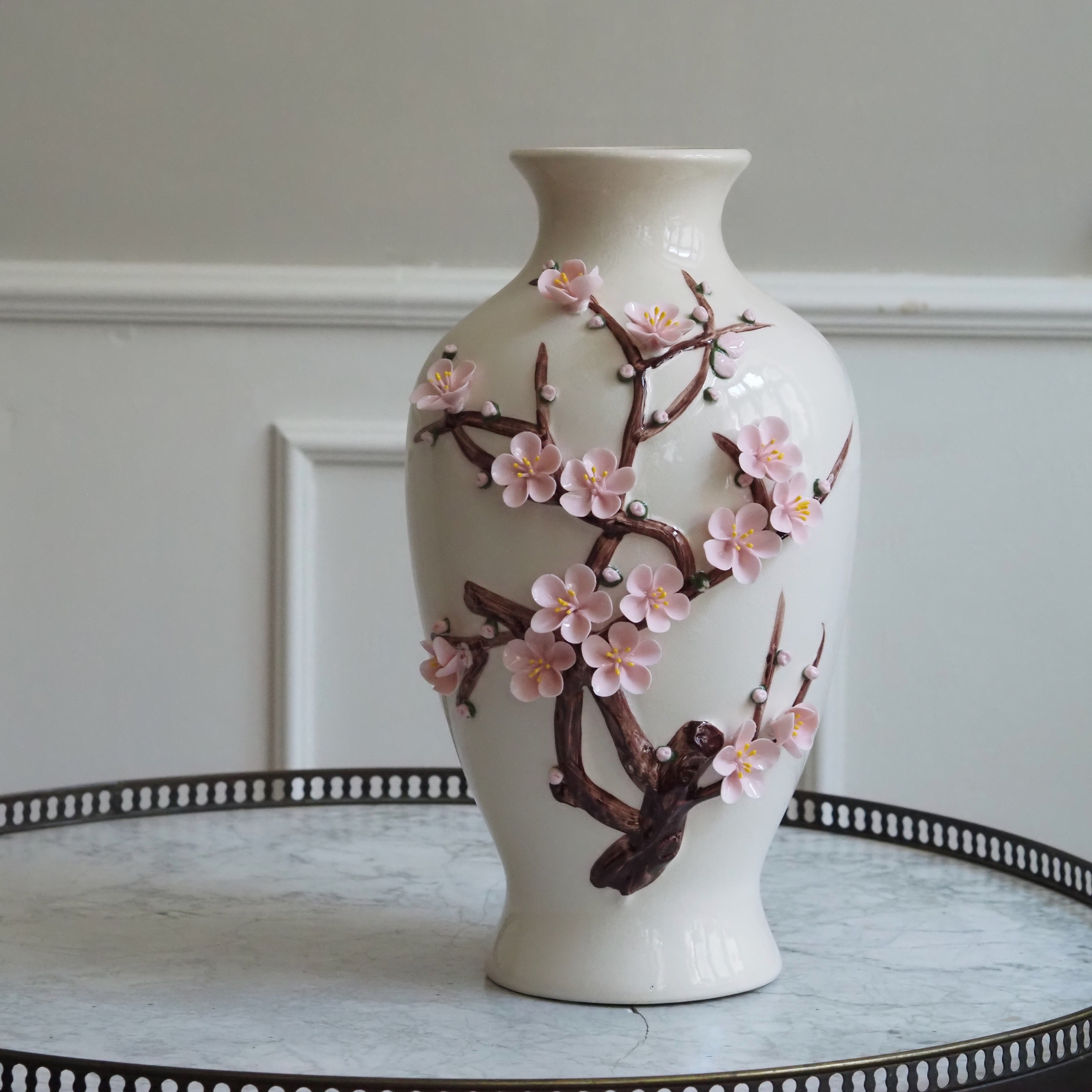 Keramikvase Hana Creme · Balusterform mit plastischem Kirschblütenzweig