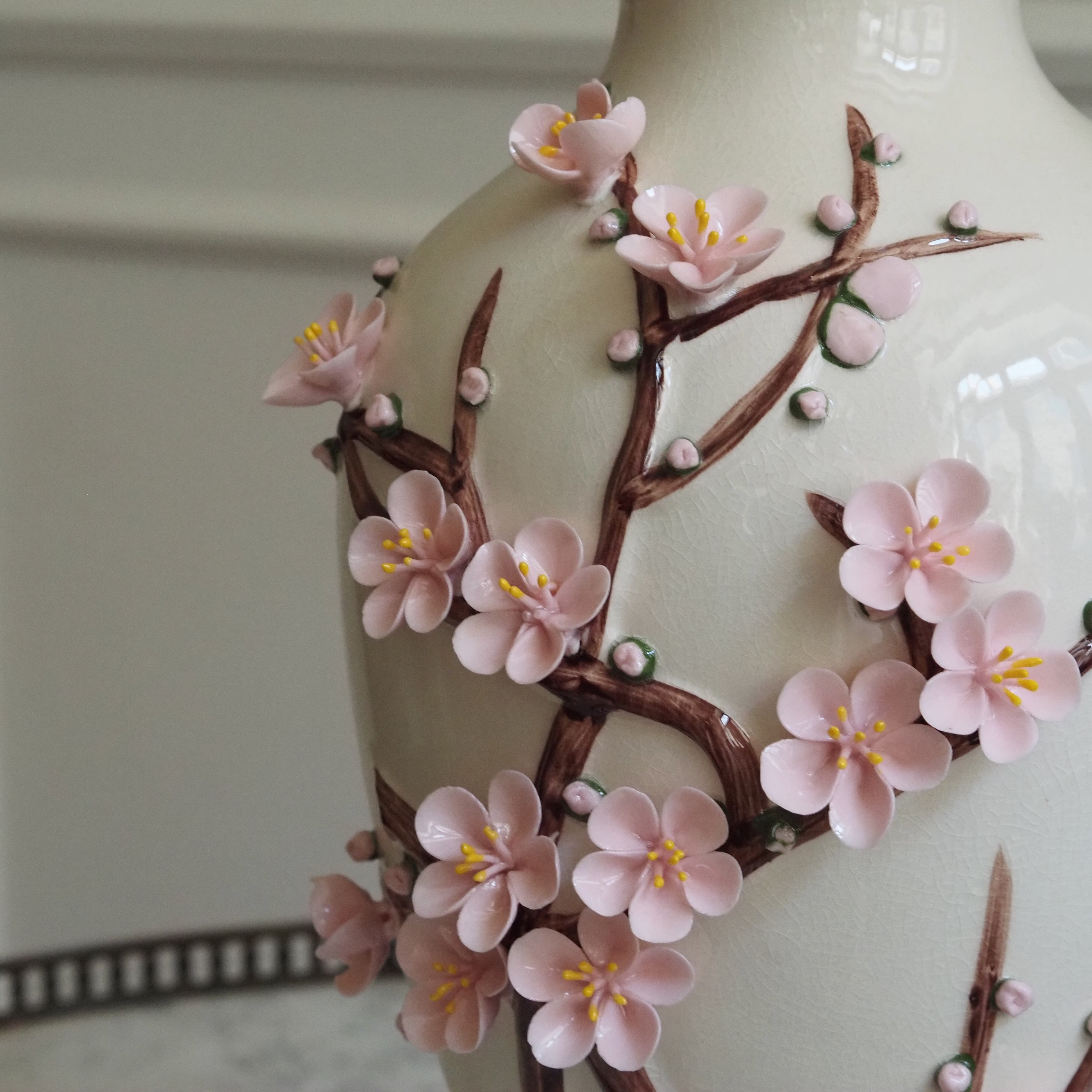Keramikvase Hana Creme · Balusterform mit plastischem Kirschblütenzweig