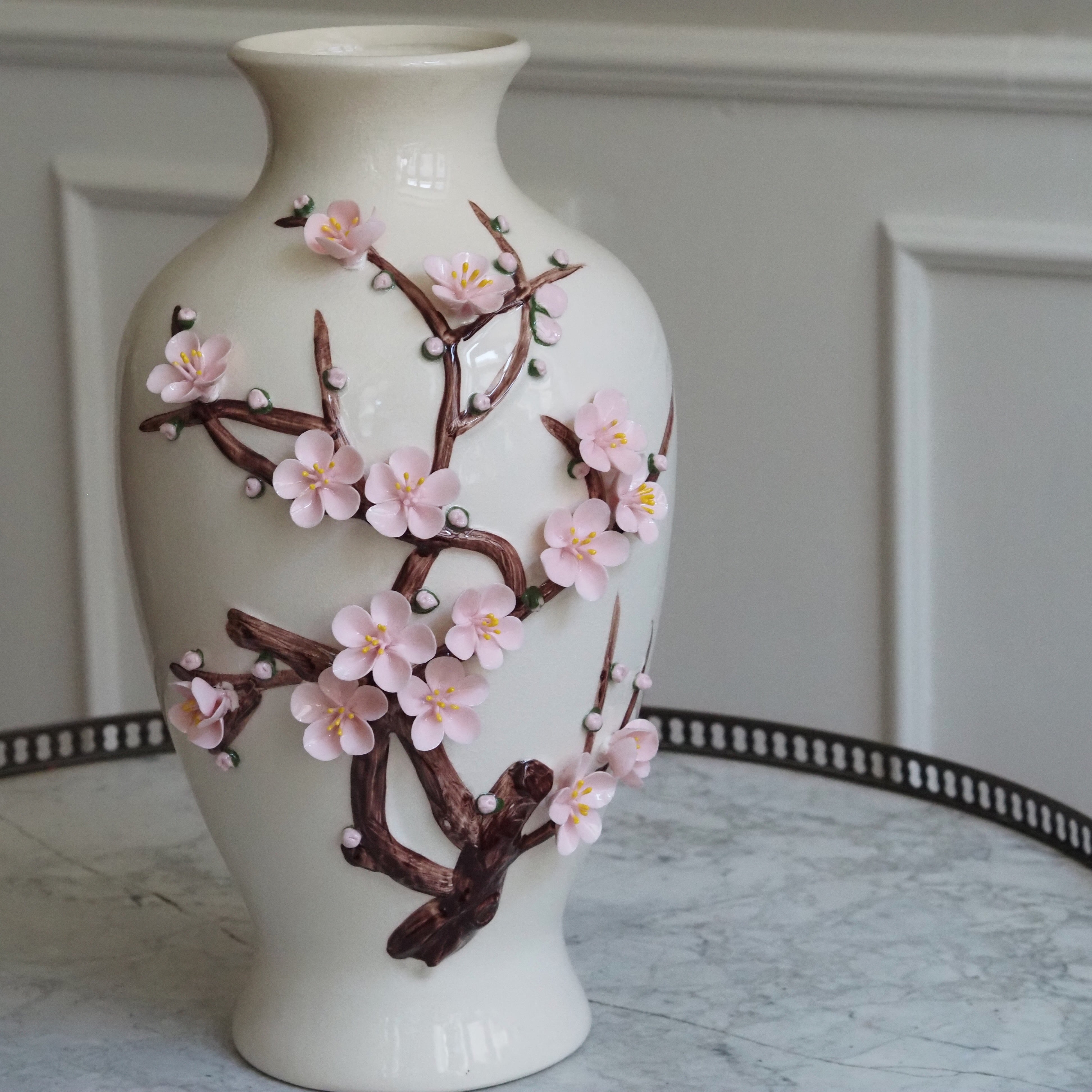 Keramikvase Hana Creme · Balusterform mit plastischem Kirschblütenzweig