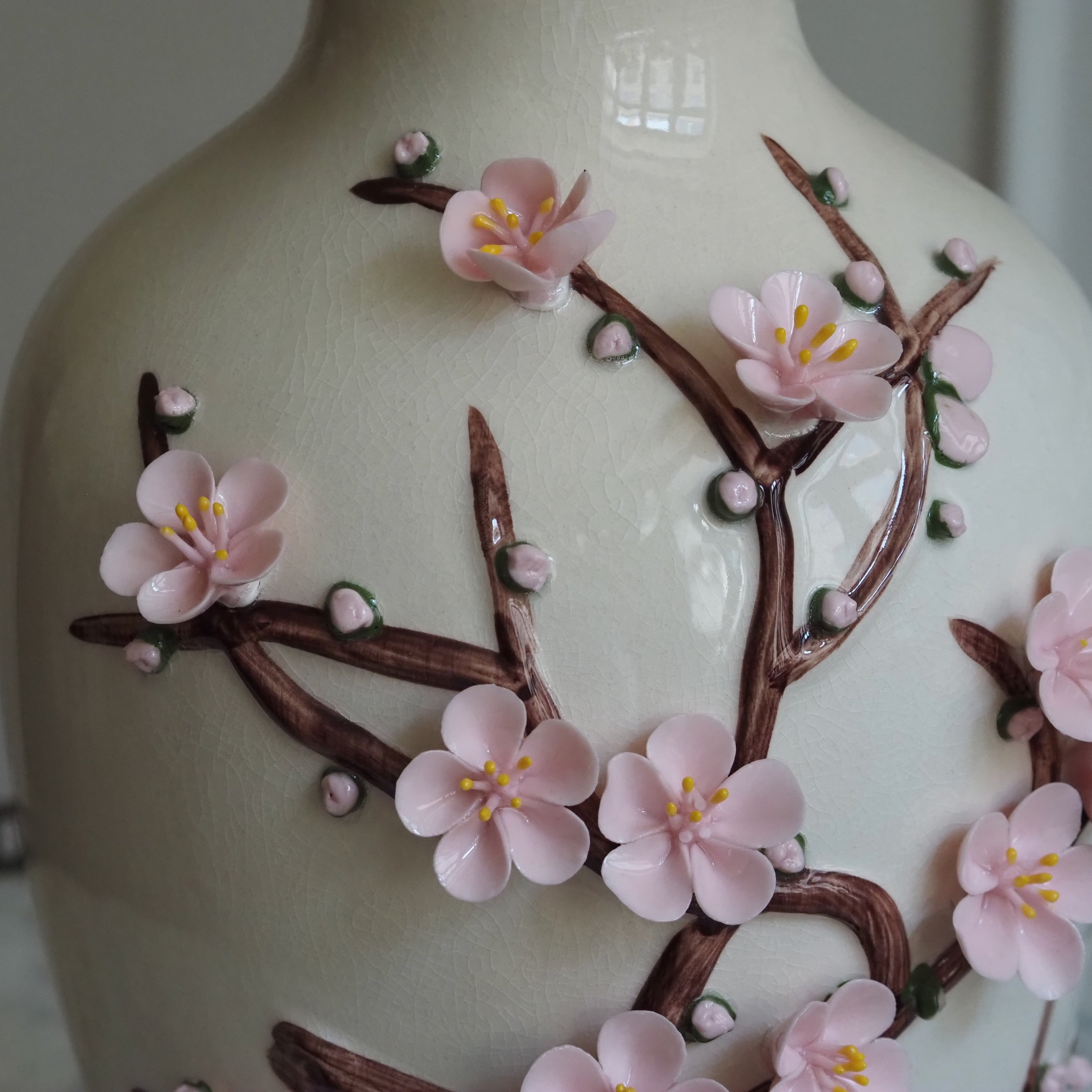 Keramikvase Hana Creme · Balusterform mit plastischem Kirschblütenzweig
