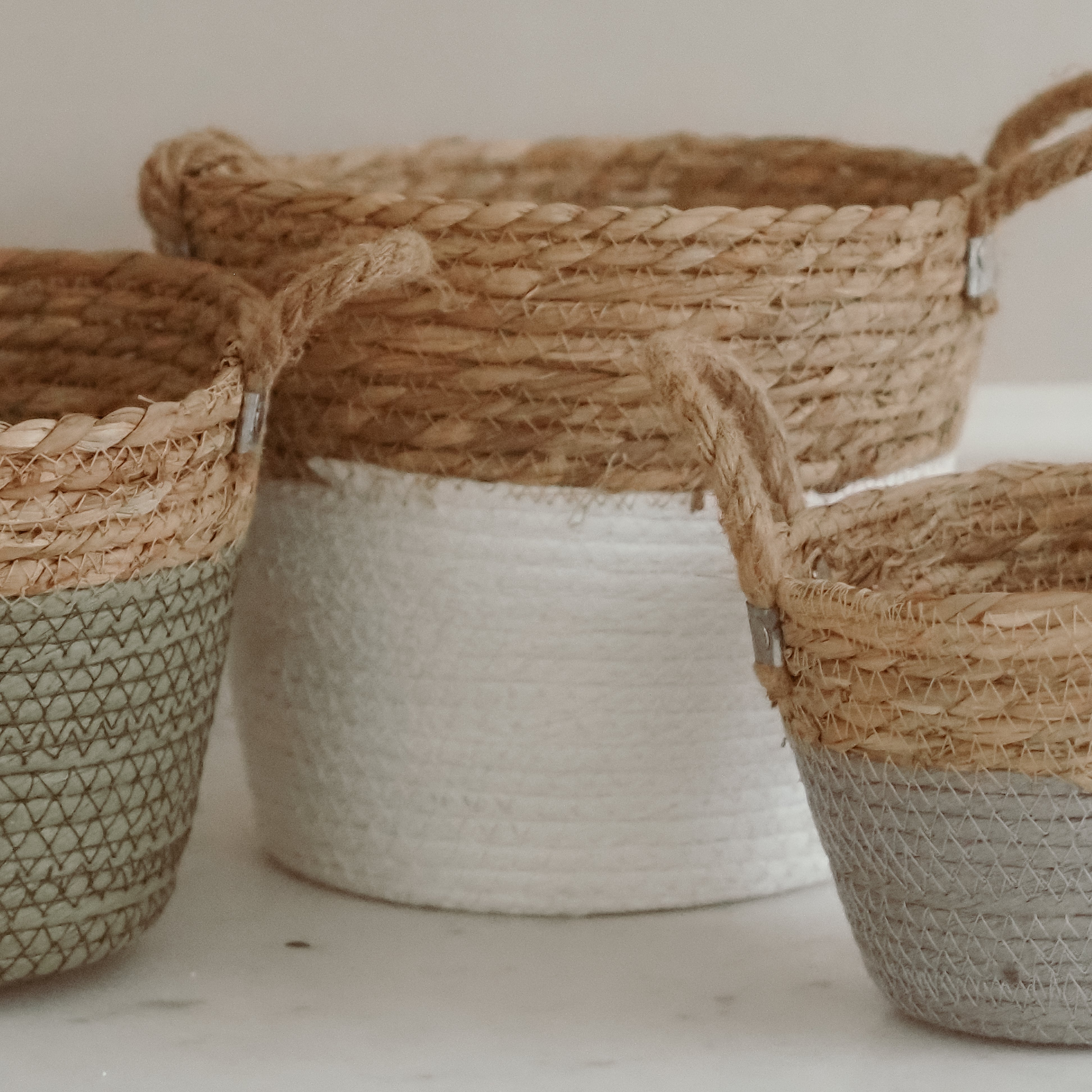 Geflochtenes Korb-Set · Naturfaser mit Farbabschluss / Aufbewahrungs-Körbe Landhaus