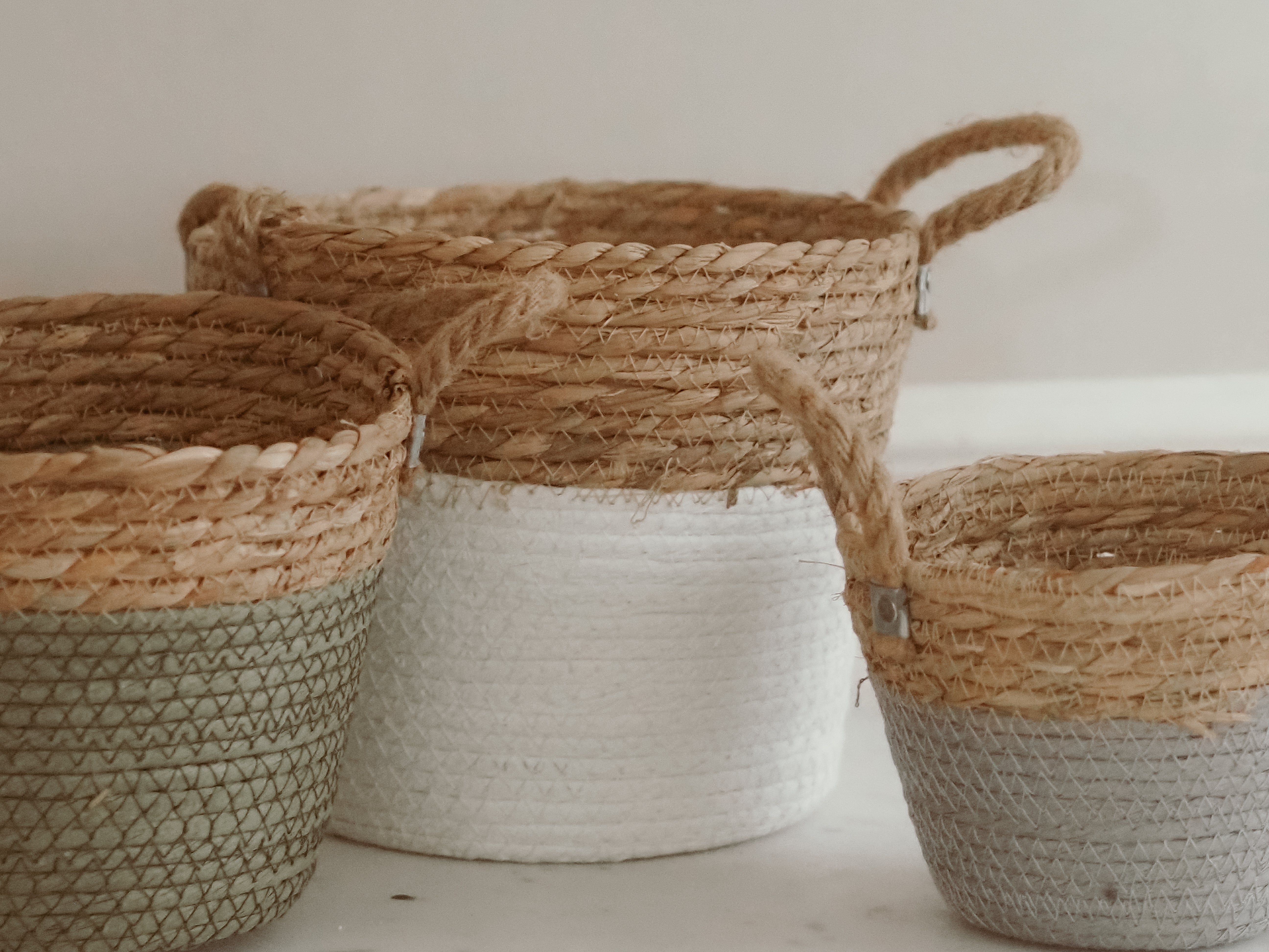 Geflochtenes Korb-Set · Naturfaser mit Farbabschluss / Aufbewahrungs-Körbe Landhaus
