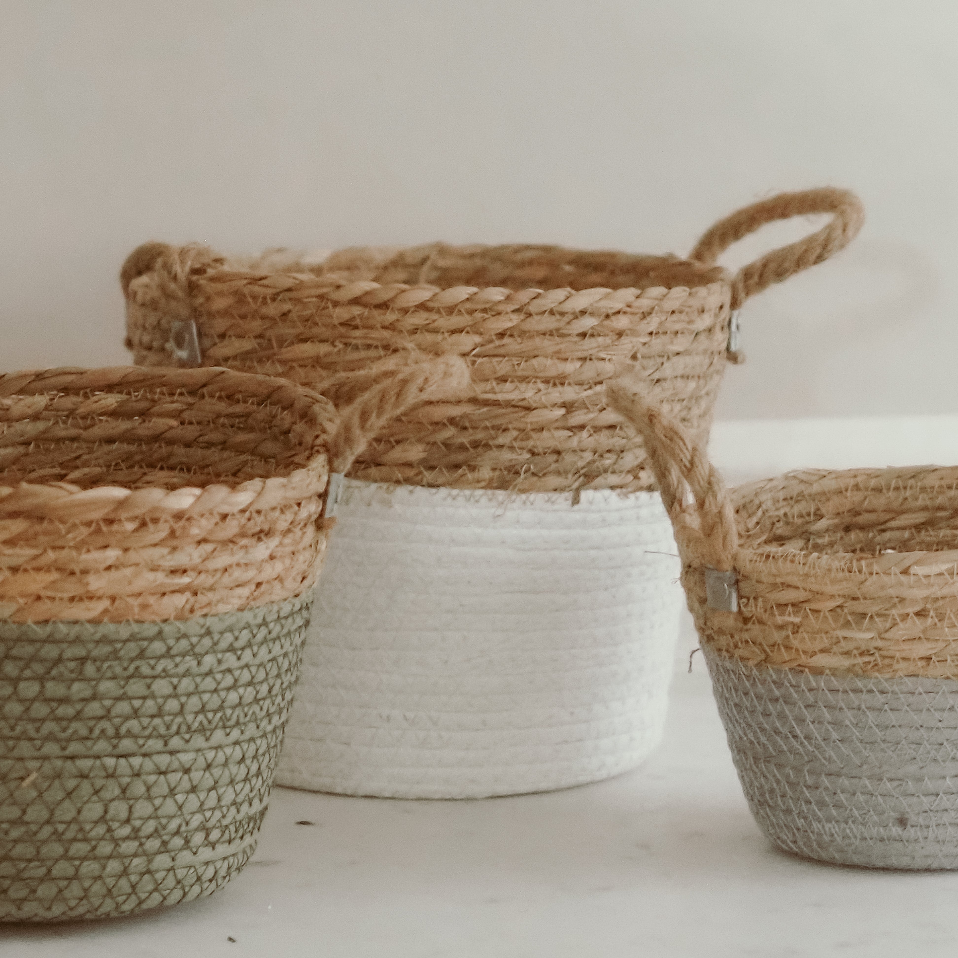 Geflochtenes Korb-Set · Naturfaser mit Farbabschluss / Aufbewahrungs-Körbe Landhaus