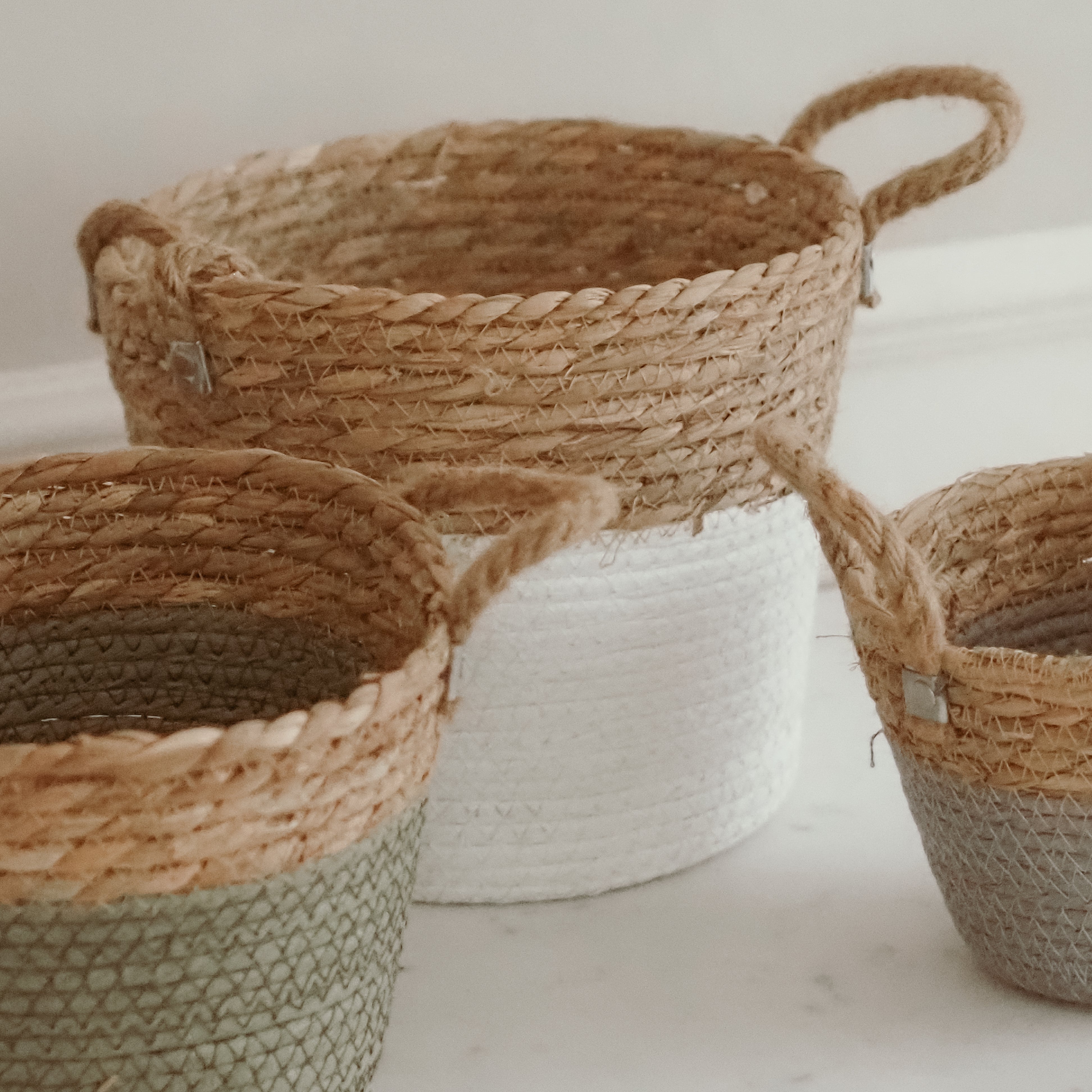 Geflochtenes Korb-Set · Naturfaser mit Farbabschluss / Aufbewahrungs-Körbe Landhaus