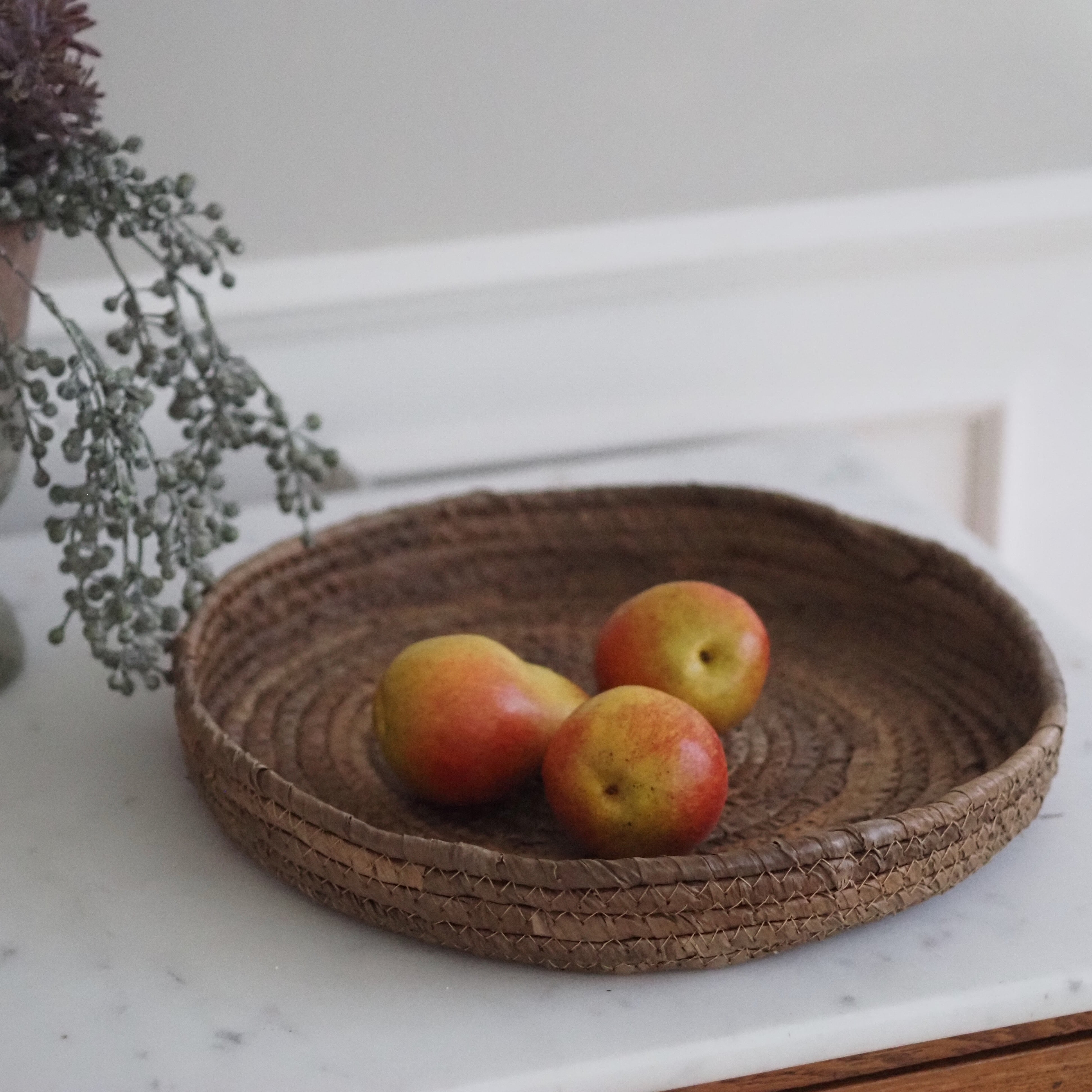 Geflochtene Platte aus Bananenblatt · flaches Dekotablett in Korbform