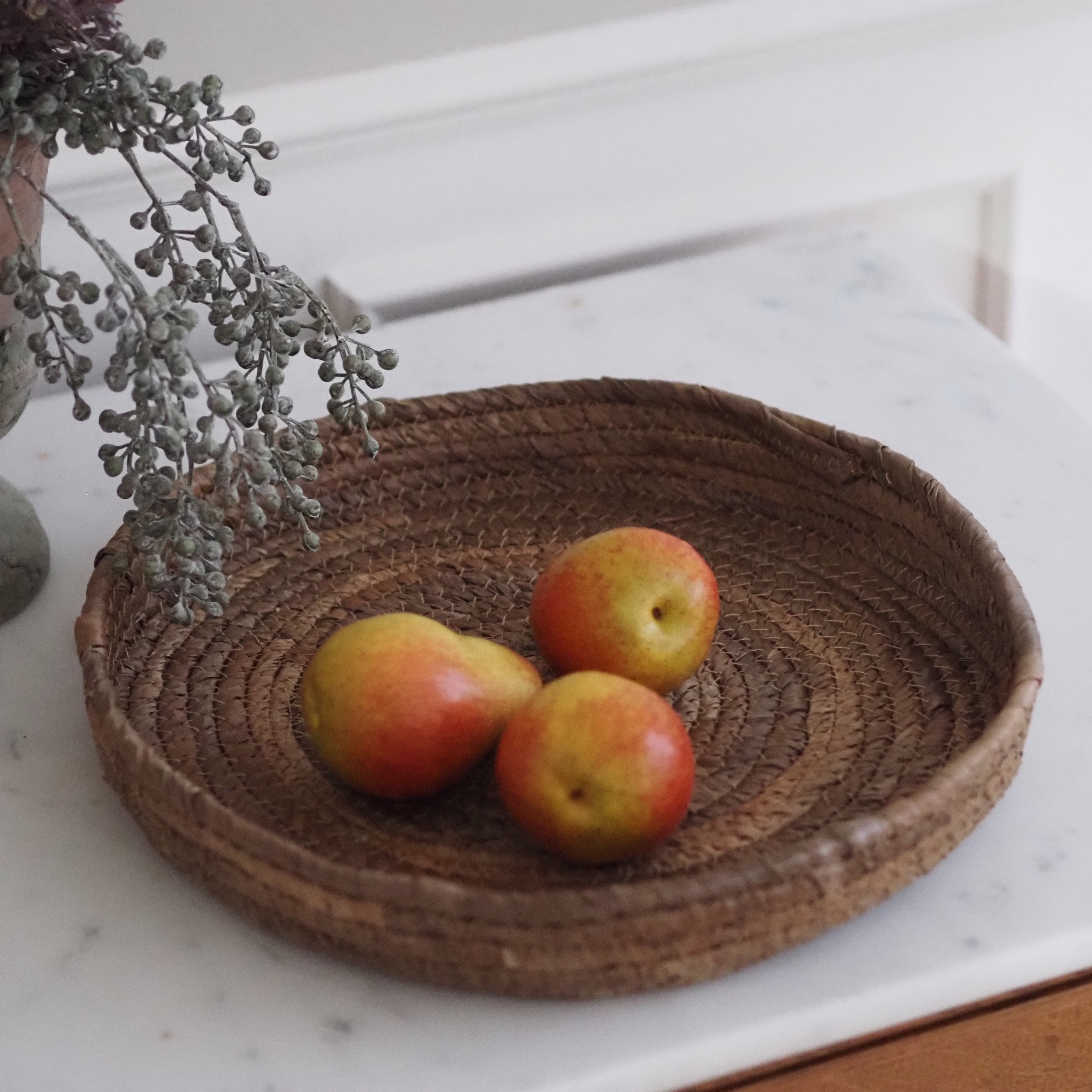 Geflochtene Platte aus Bananenblatt · flaches Dekotablett in Korbform