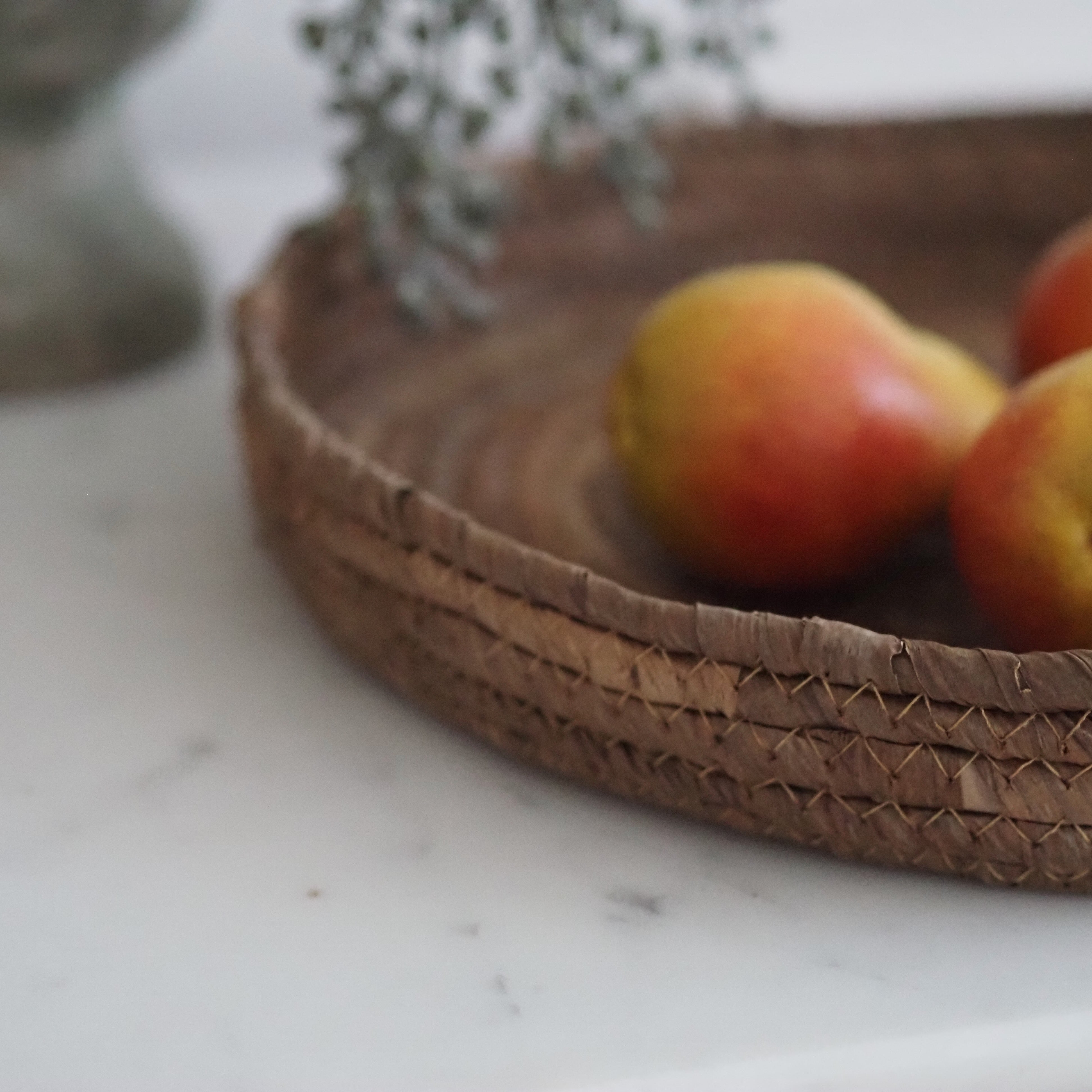 Geflochtene Platte aus Bananenblatt · flaches Dekotablett in Korbform