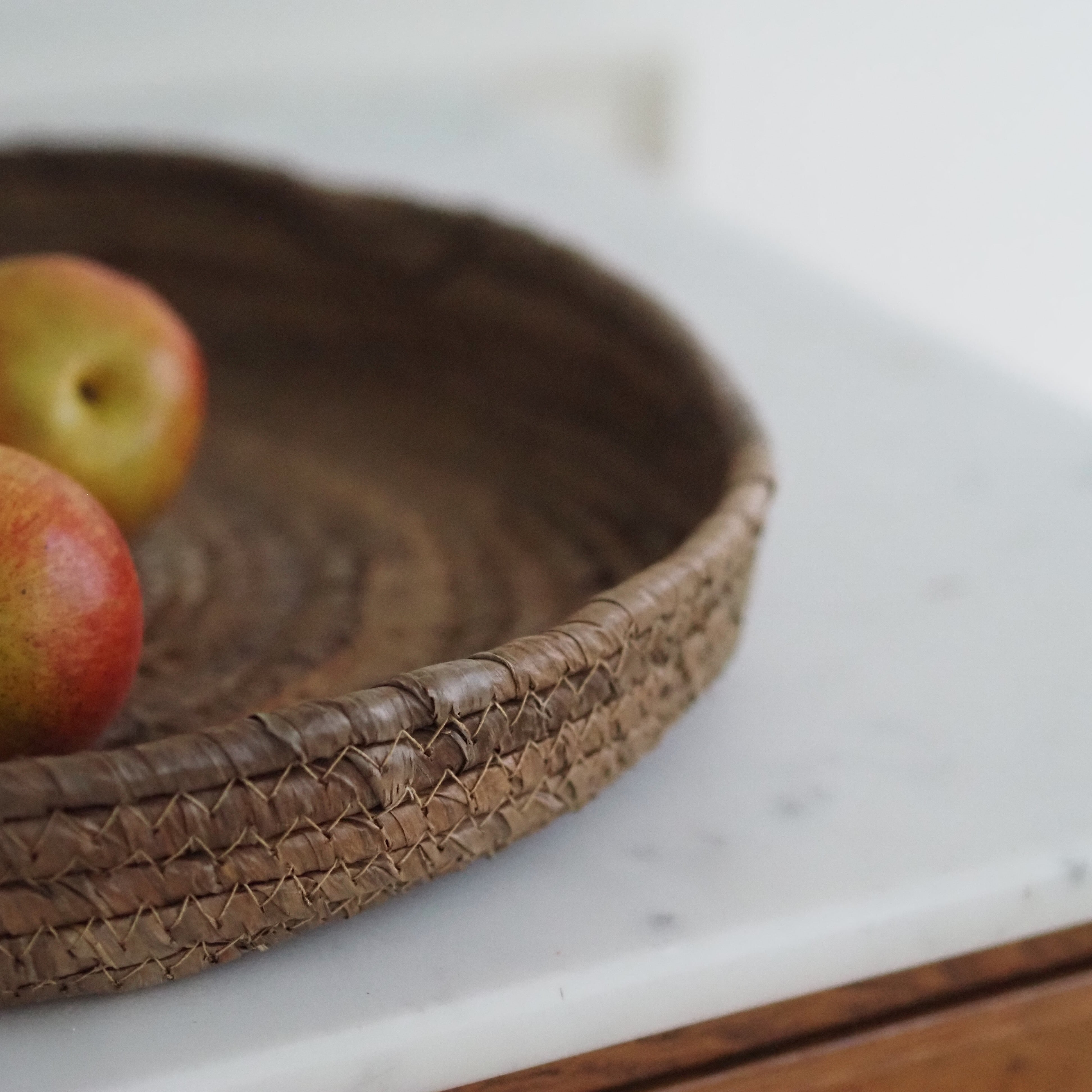Geflochtene Platte aus Bananenblatt · flaches Dekotablett in Korbform