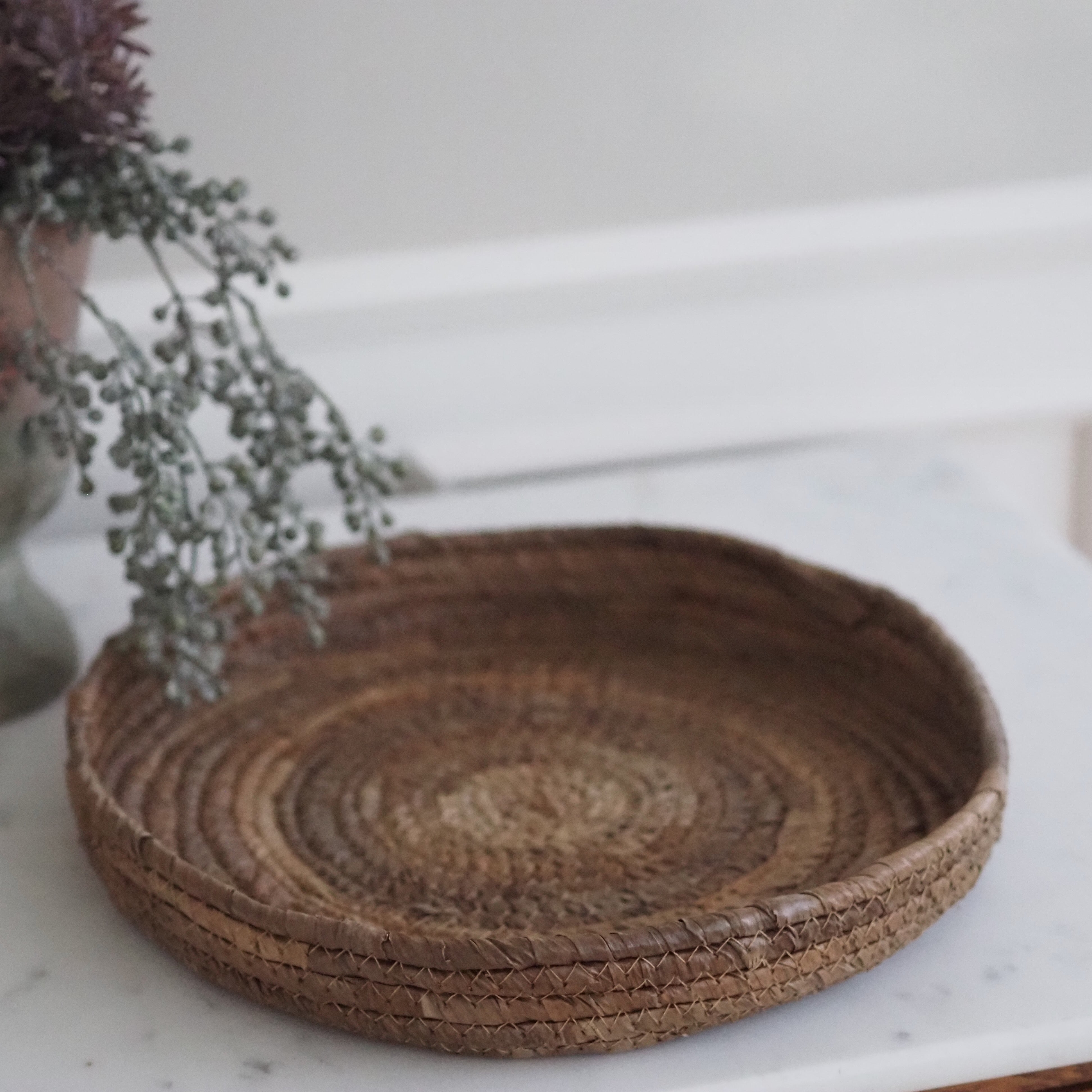 Geflochtene Platte aus Bananenblatt · flaches Dekotablett in Korbform