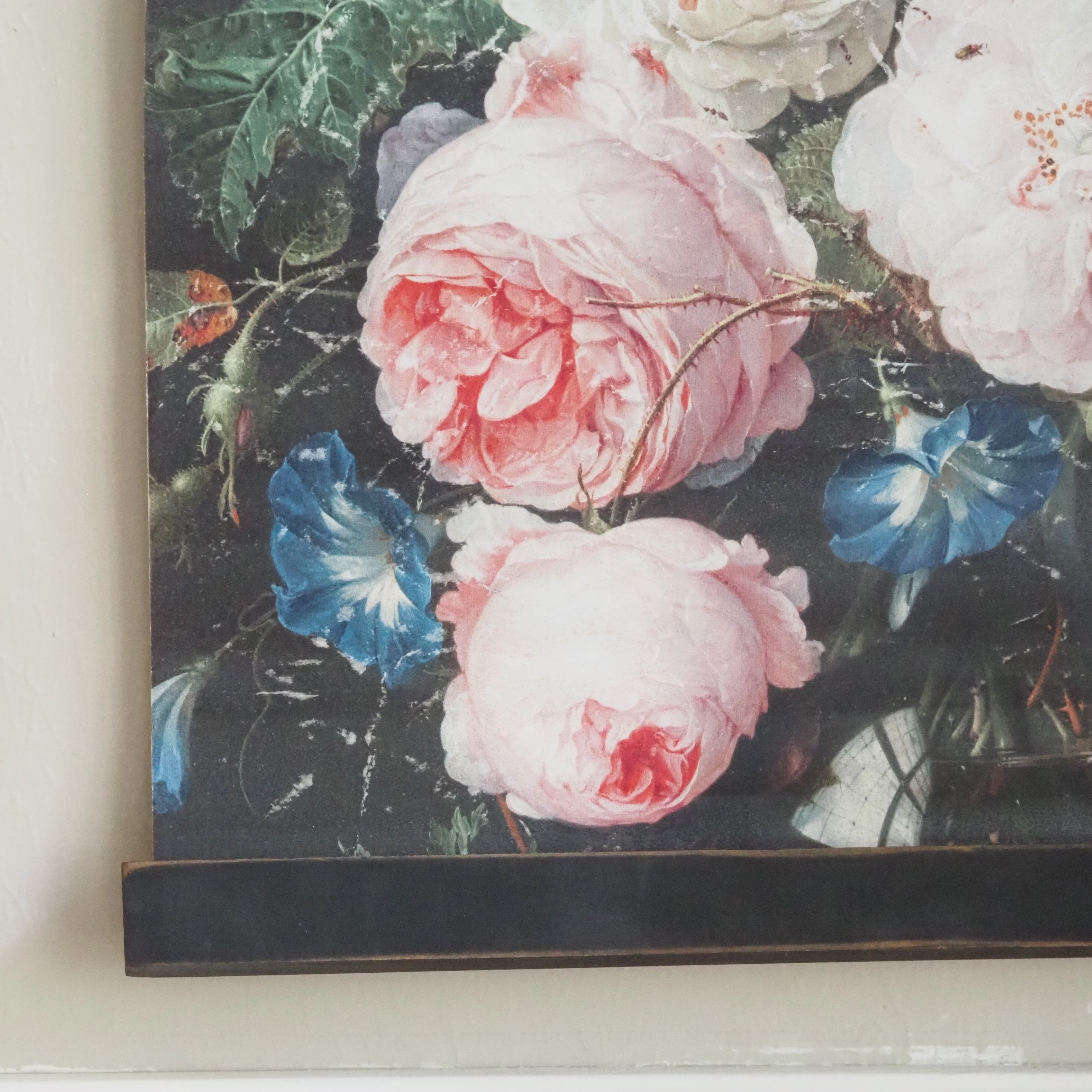 Wandbild Blumenstillleben · Barockes Floralmotiv in Craquelé-Optik an Holzleisten