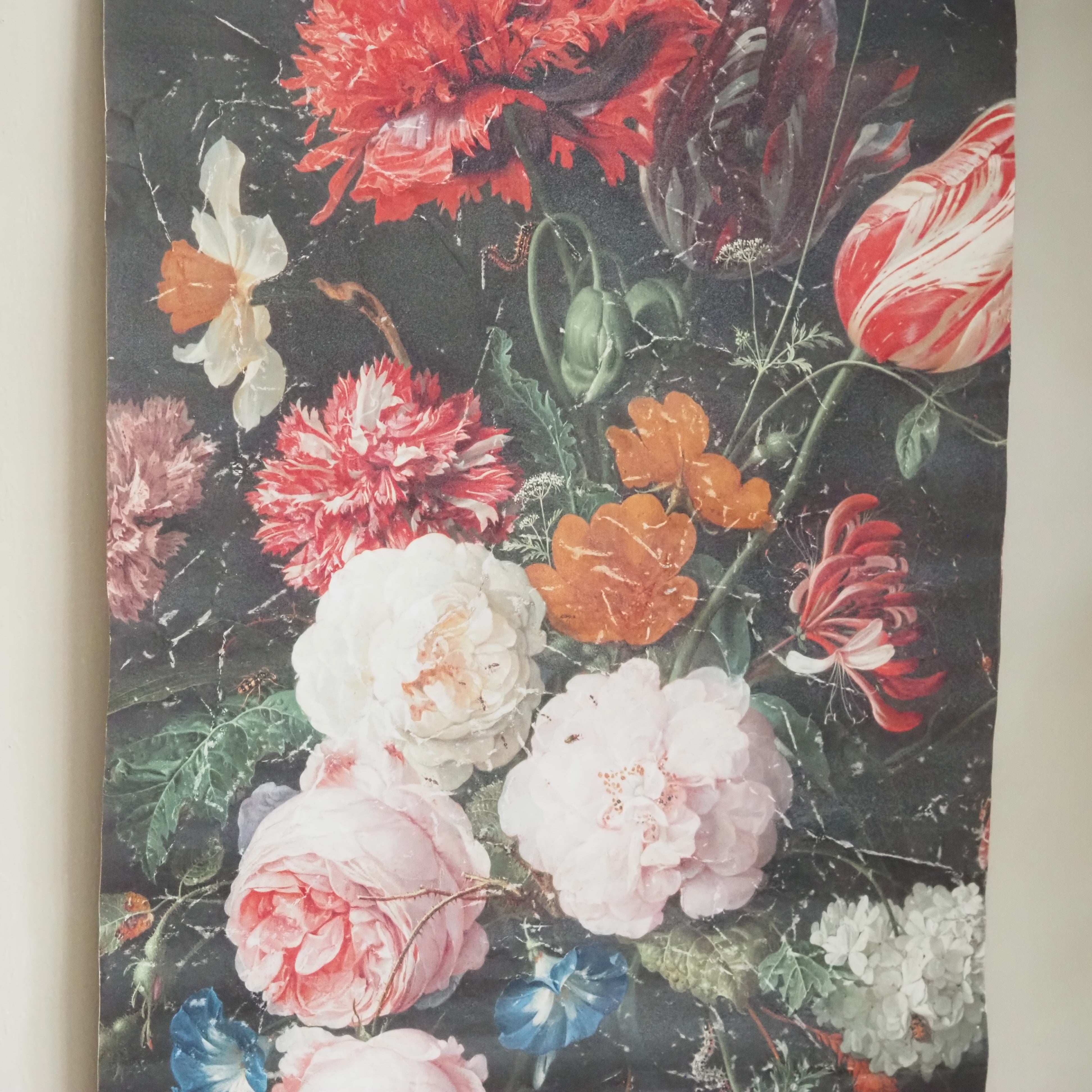 Wandbild Blumenstillleben · Barockes Floralmotiv in Craquelé-Optik an Holzleisten