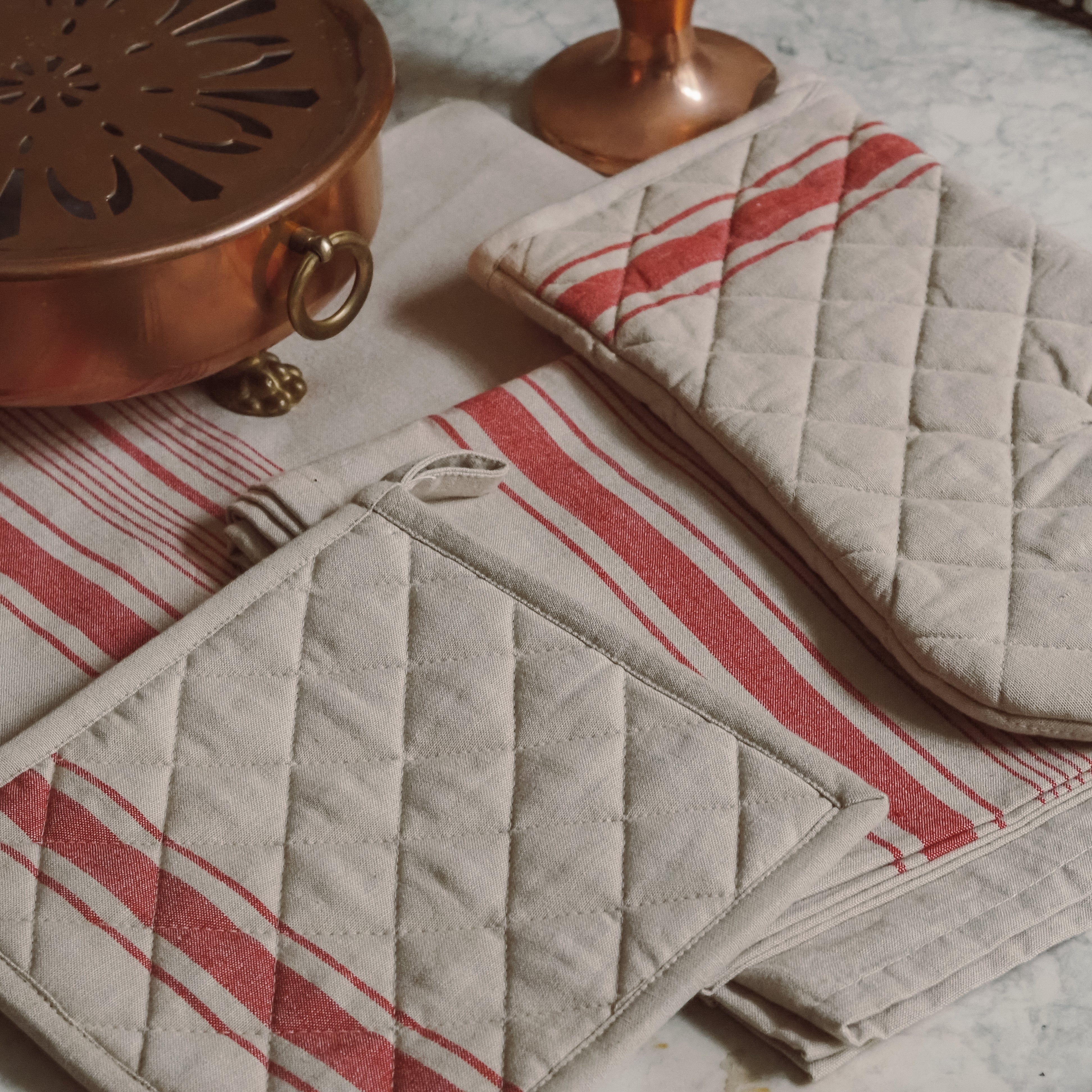 Küchentextil-Set 4-teilig · Baumwolle Naturweiß mit Rotstreifen im französischen Landhausstil