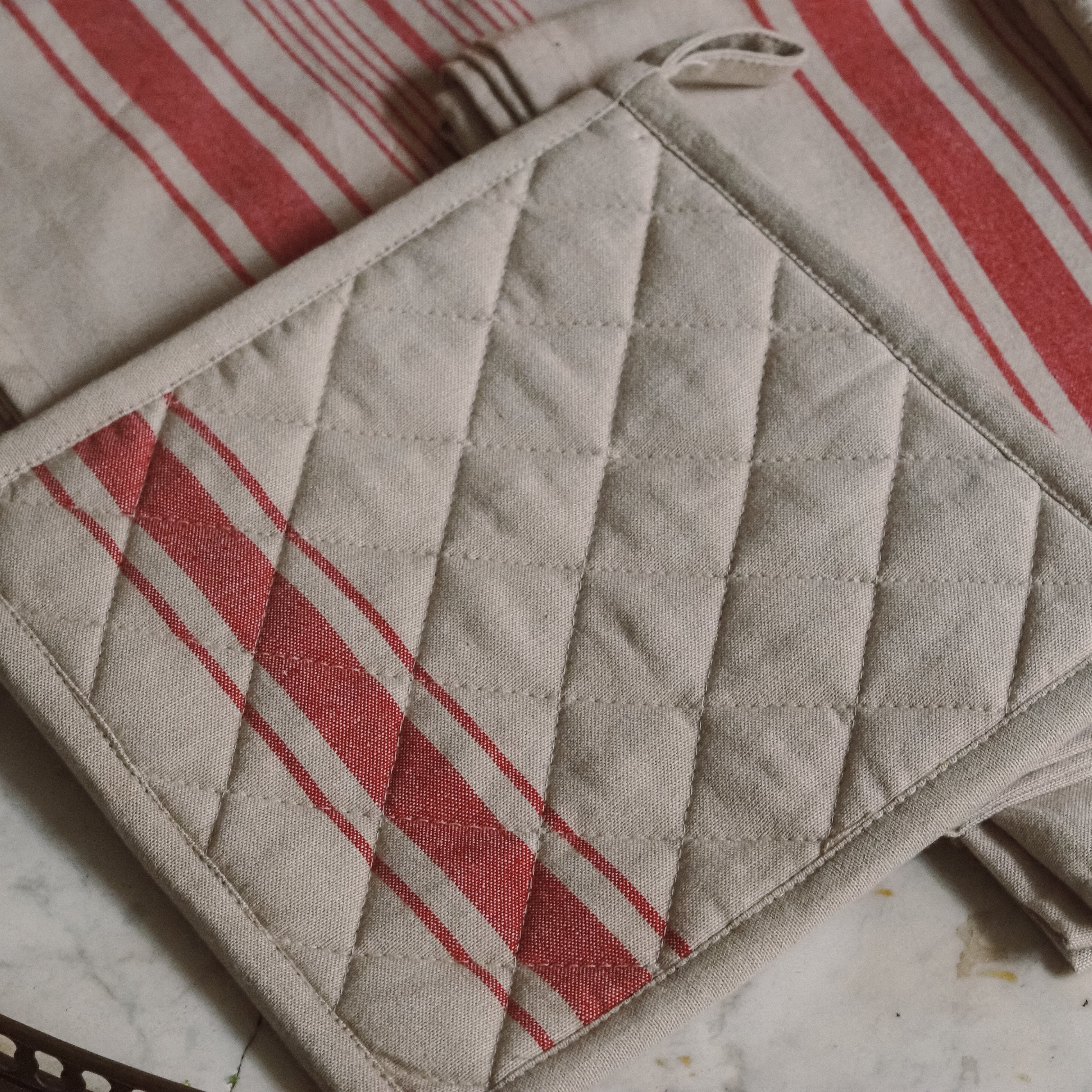 Küchentextil-Set 4-teilig · Baumwolle Naturweiß mit Rotstreifen im französischen Landhausstil