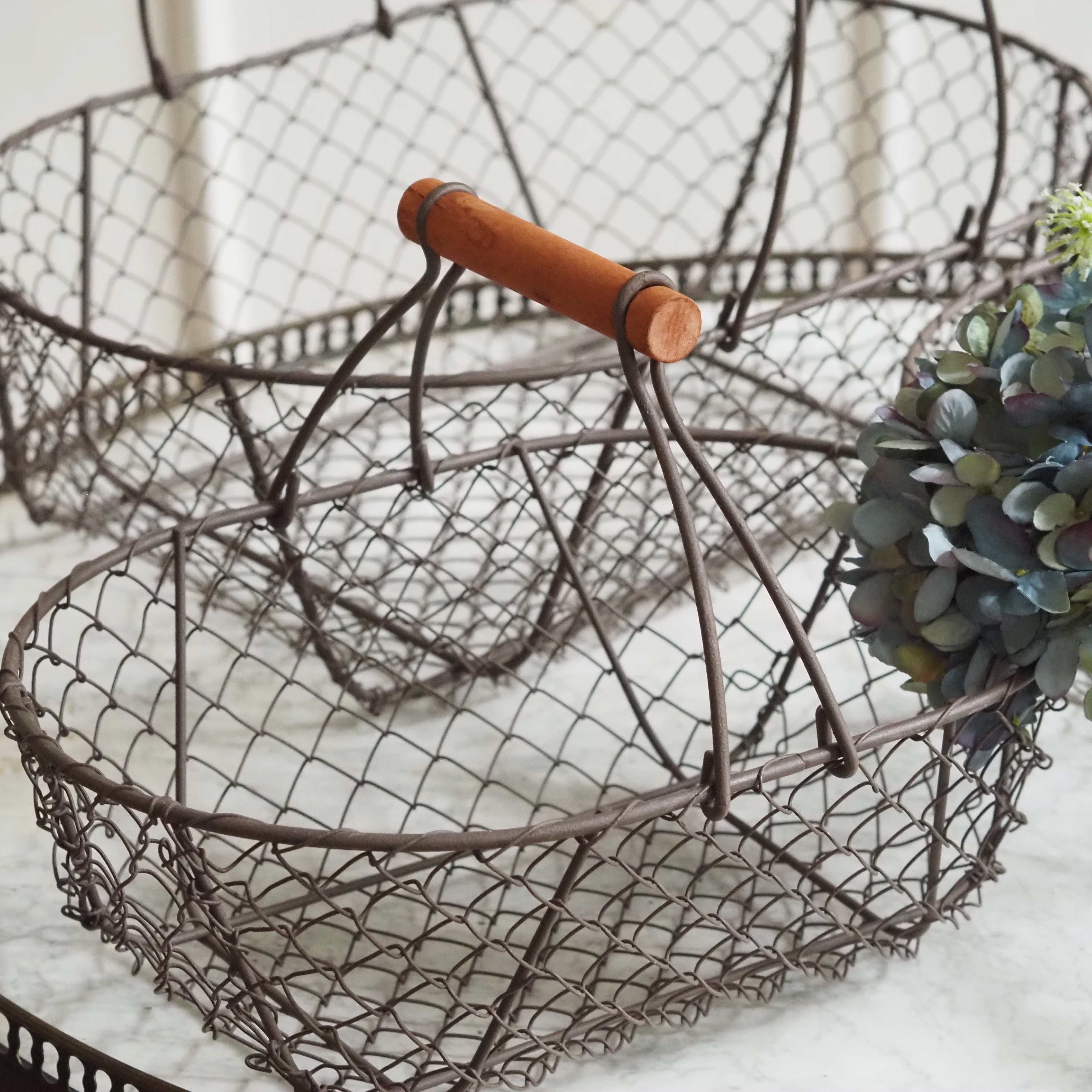 Drahtkörbe 3er-Set · Erntekörbe aus Metall mit Holzgriff im Landhausstil