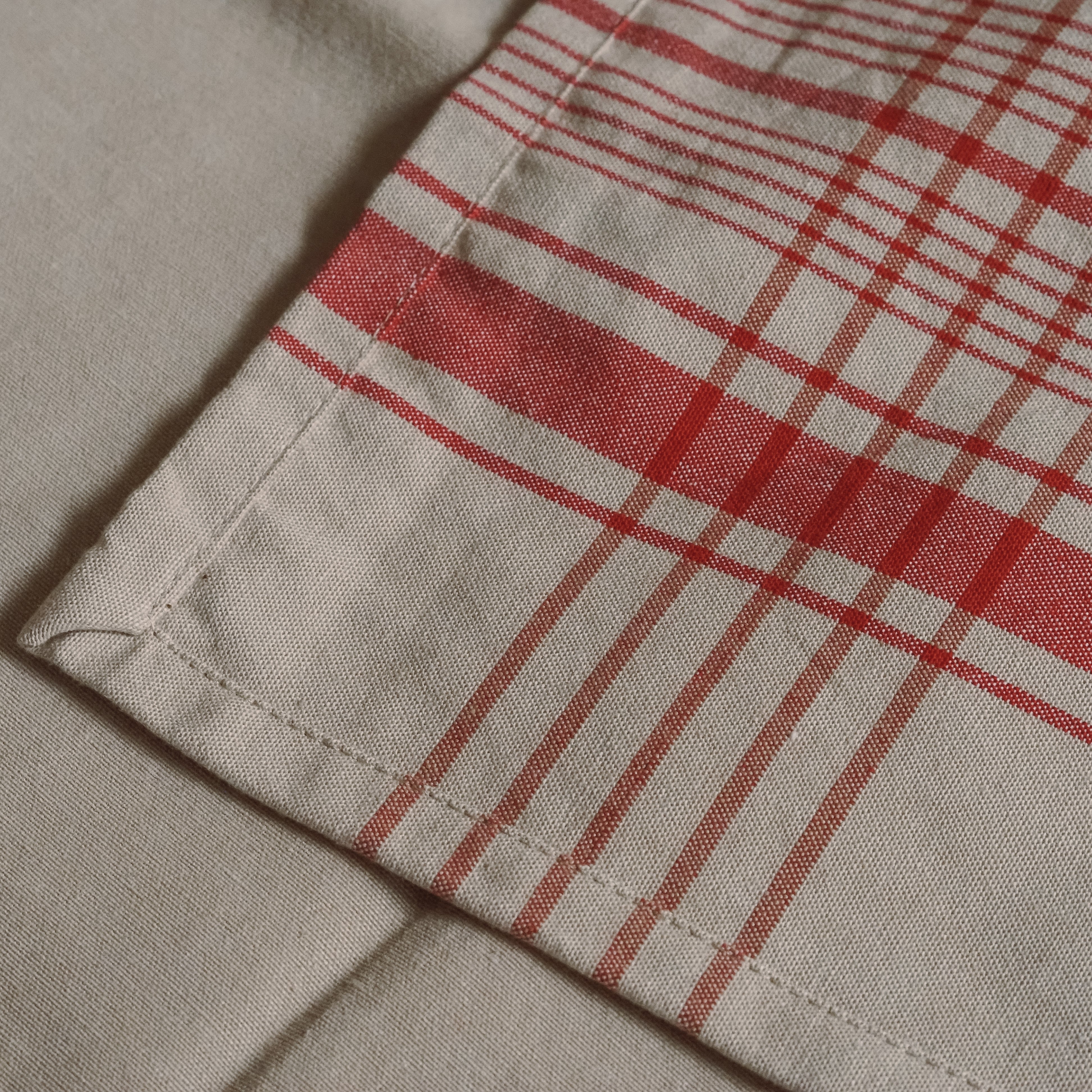 Küchentextil-Set 4-teilig · Baumwolle Naturweiß mit Rotstreifen im französischen Landhausstil