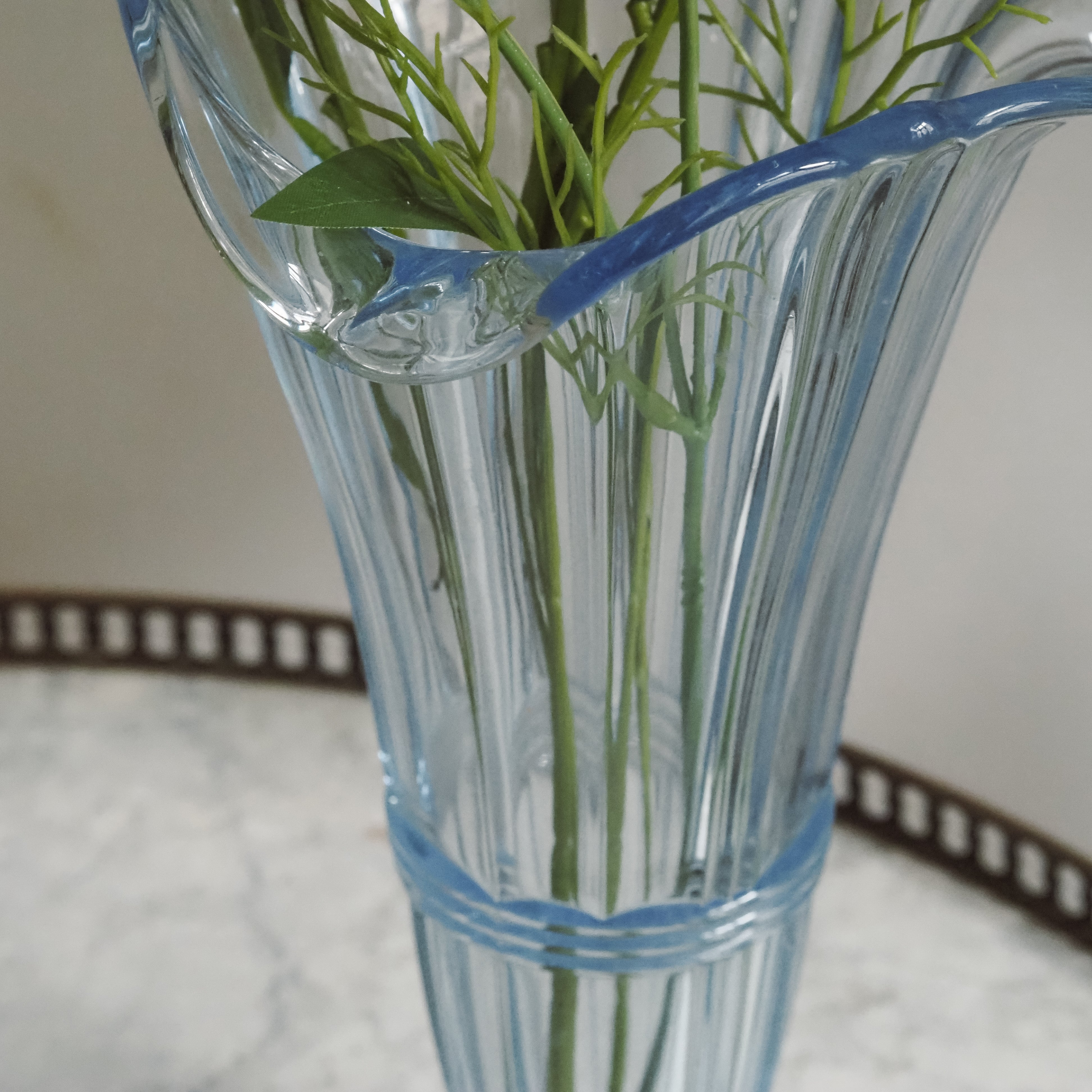 Glasvase blau · Art-Déco-inspirierte Form mit Wellenrand