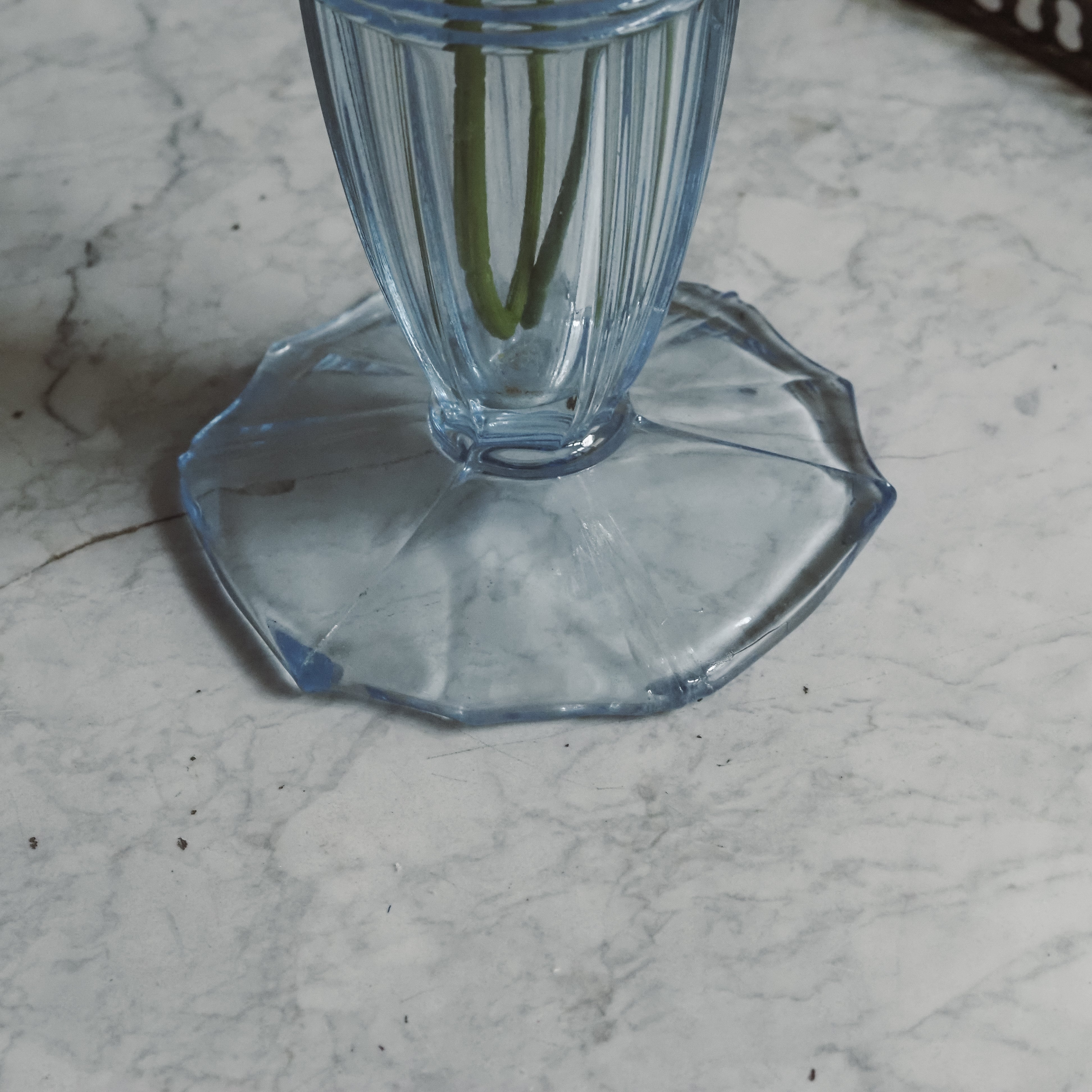 Glasvase blau · Art-Déco-inspirierte Form mit Wellenrand