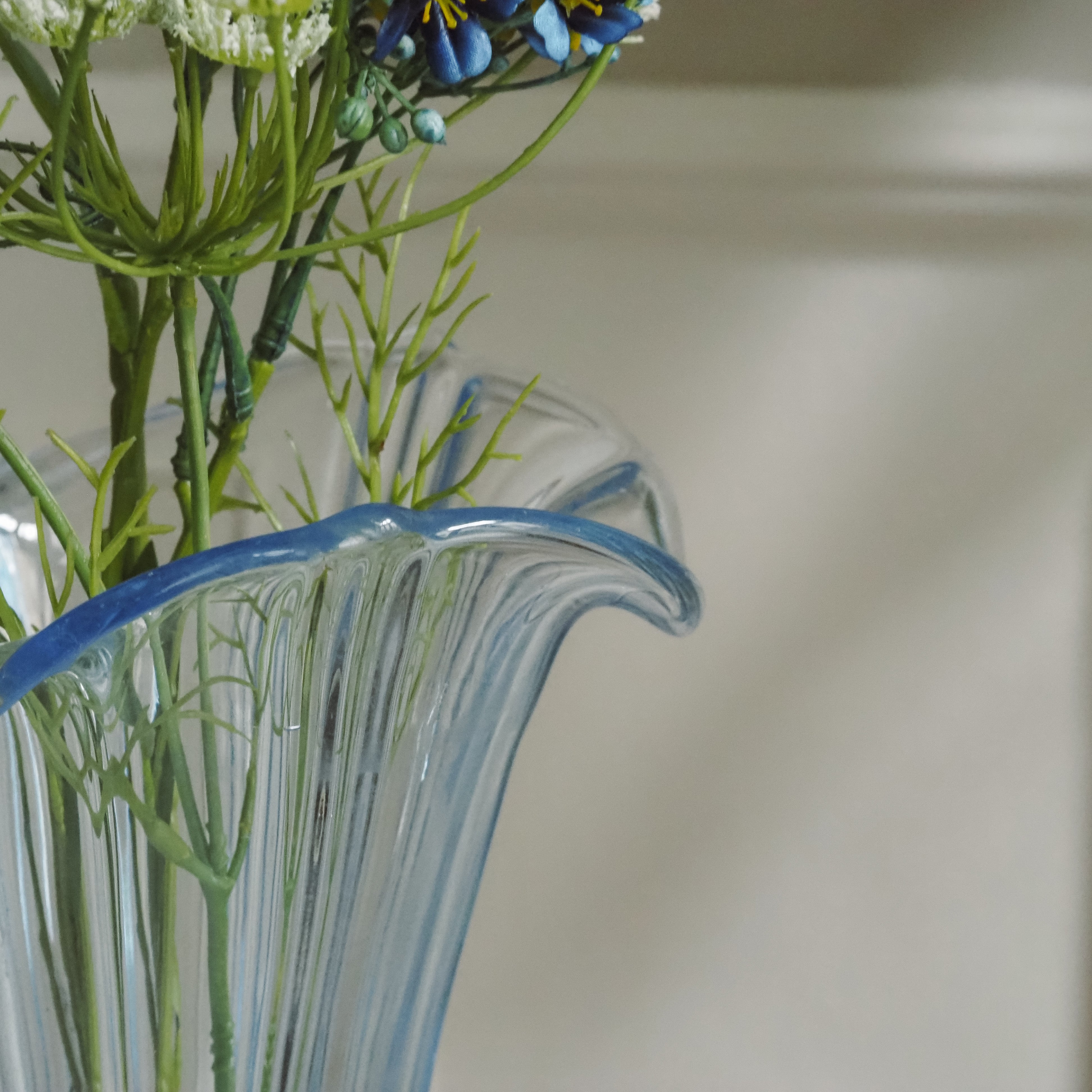Glasvase blau · Art-Déco-inspirierte Form mit Wellenrand