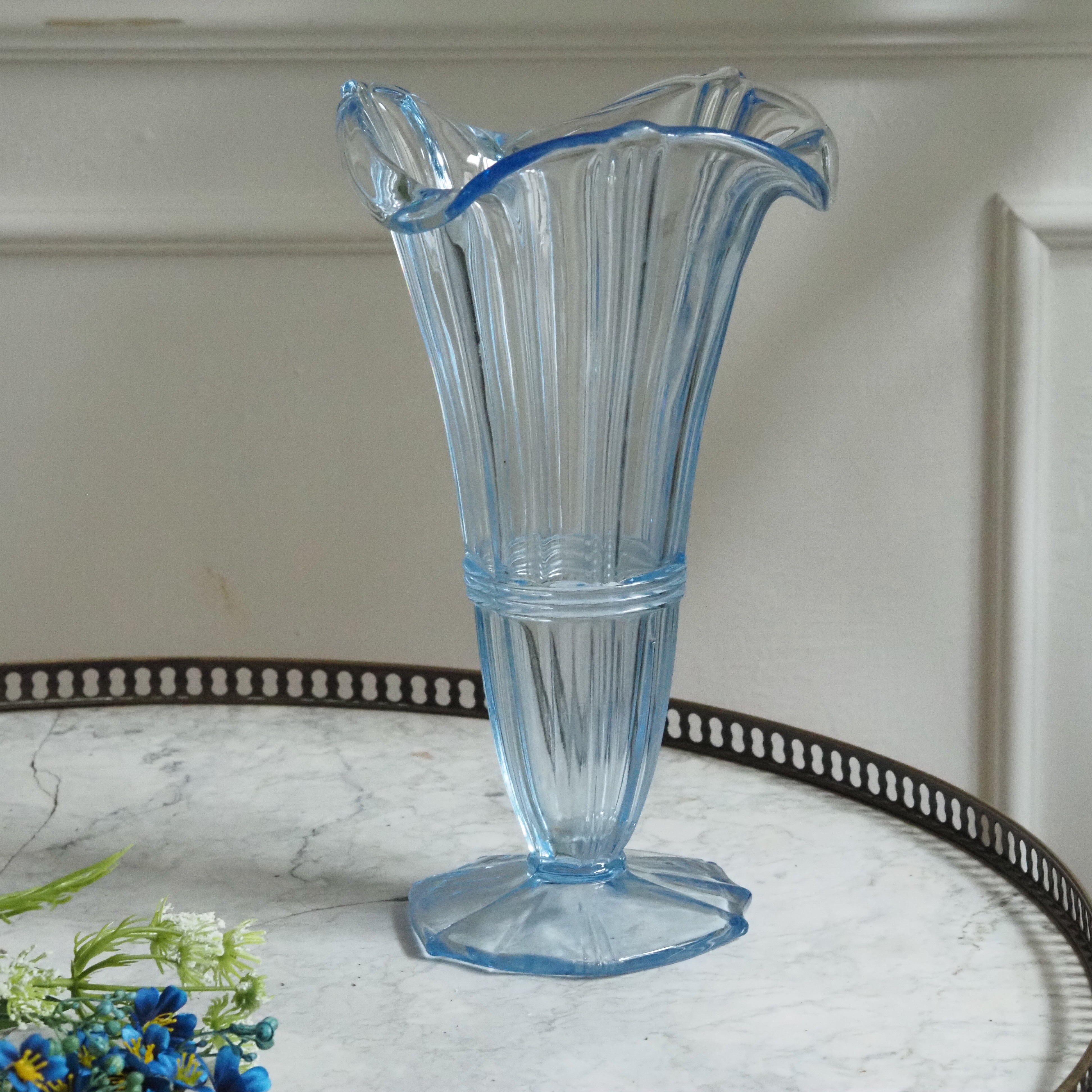 Glasvase blau · Art-Déco-inspirierte Form mit Wellenrand