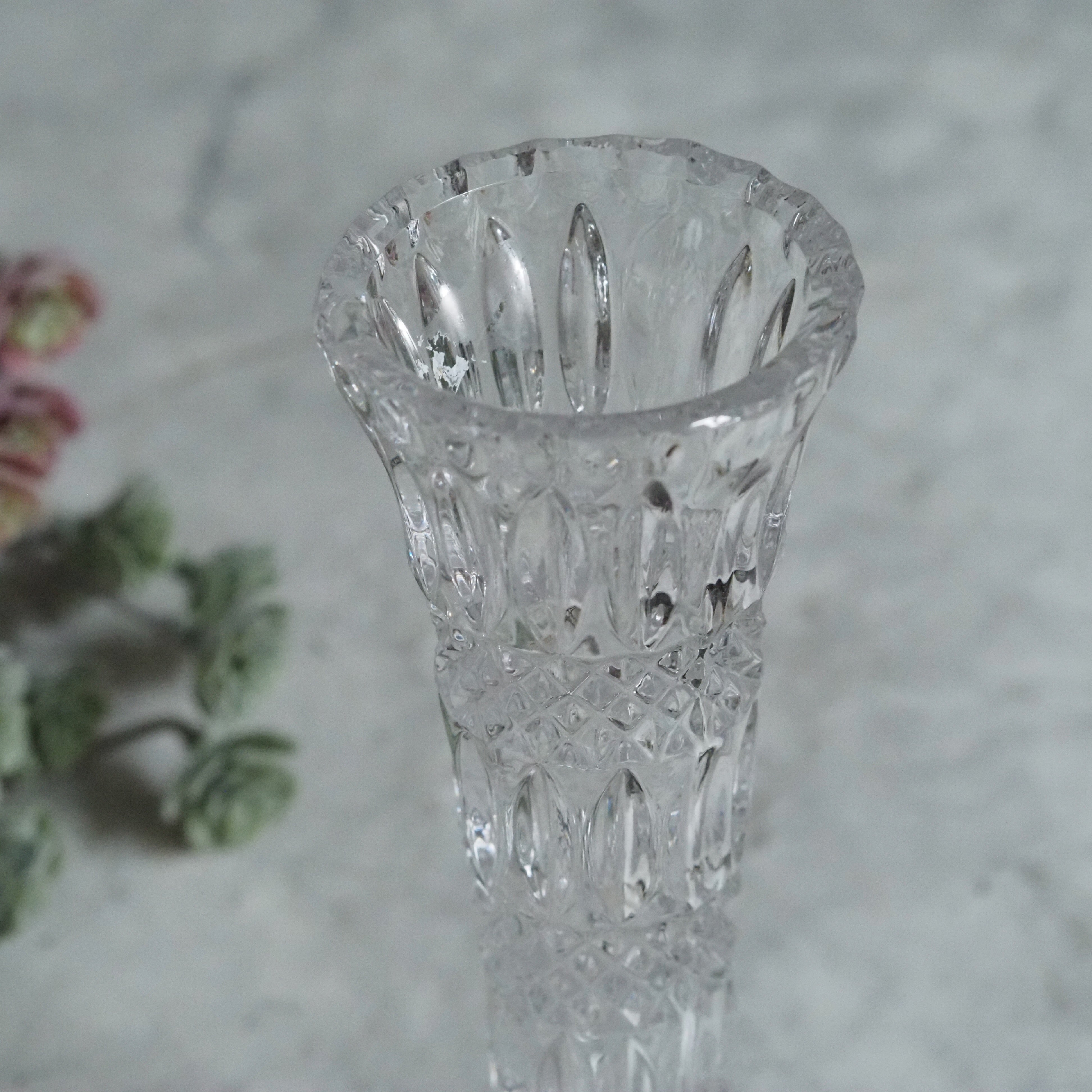 Glasvase · facettiertes Pressglas im klassischen Stil