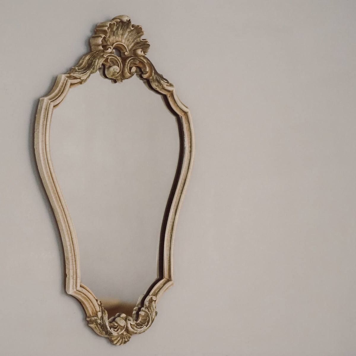 Wandspiegel Elfenbein · Rokoko-Stil, Rocaille-Bekrönung