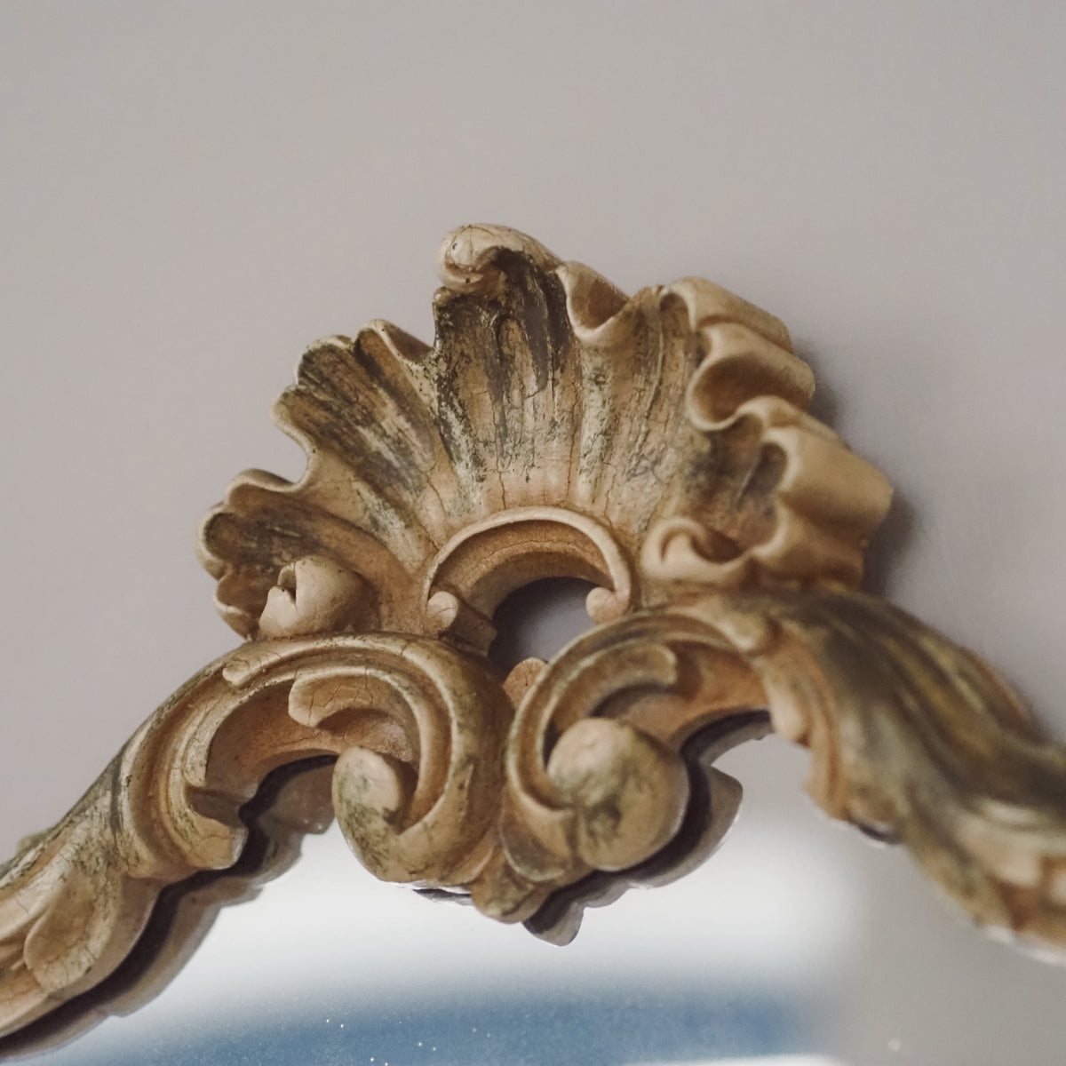Wandspiegel Elfenbein · Rokoko-Stil, Rocaille-Bekrönung