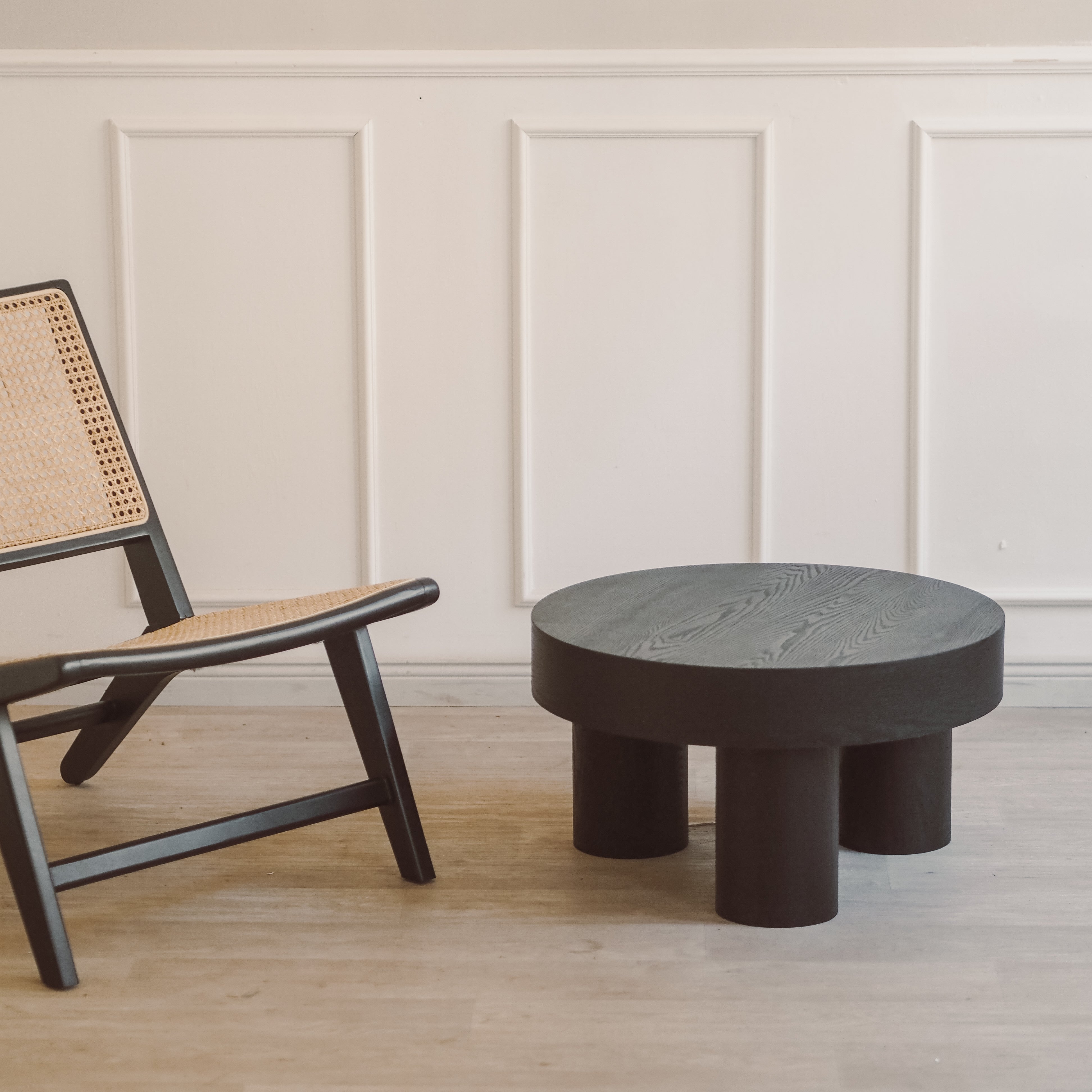Runder Couchtisch mit zylindrischen Beinen – schwarz gefärbtes Holz, Ø 59 cm