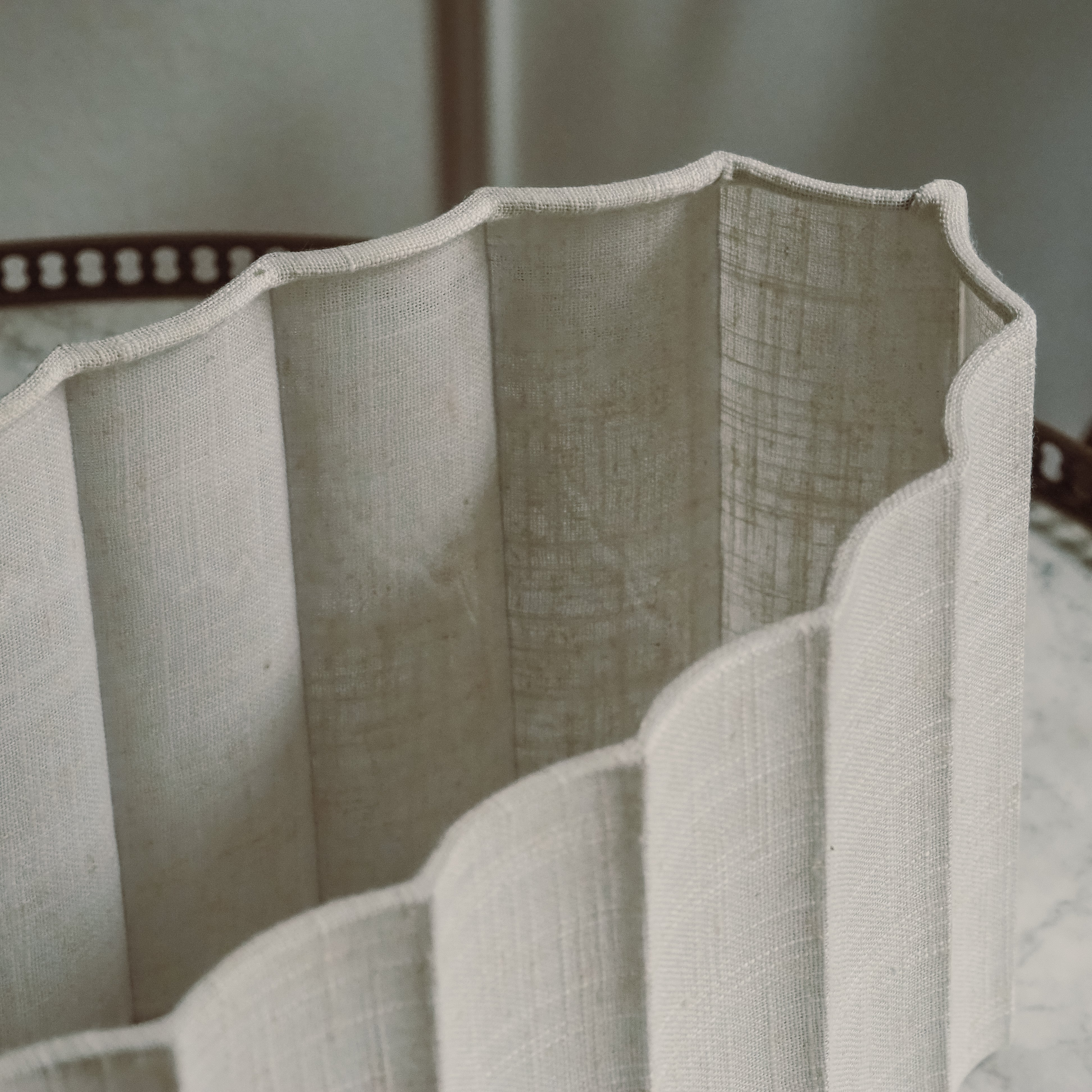 Lampenschirm Beige · Wellig geformter Stoffschirm in Leinenoptik