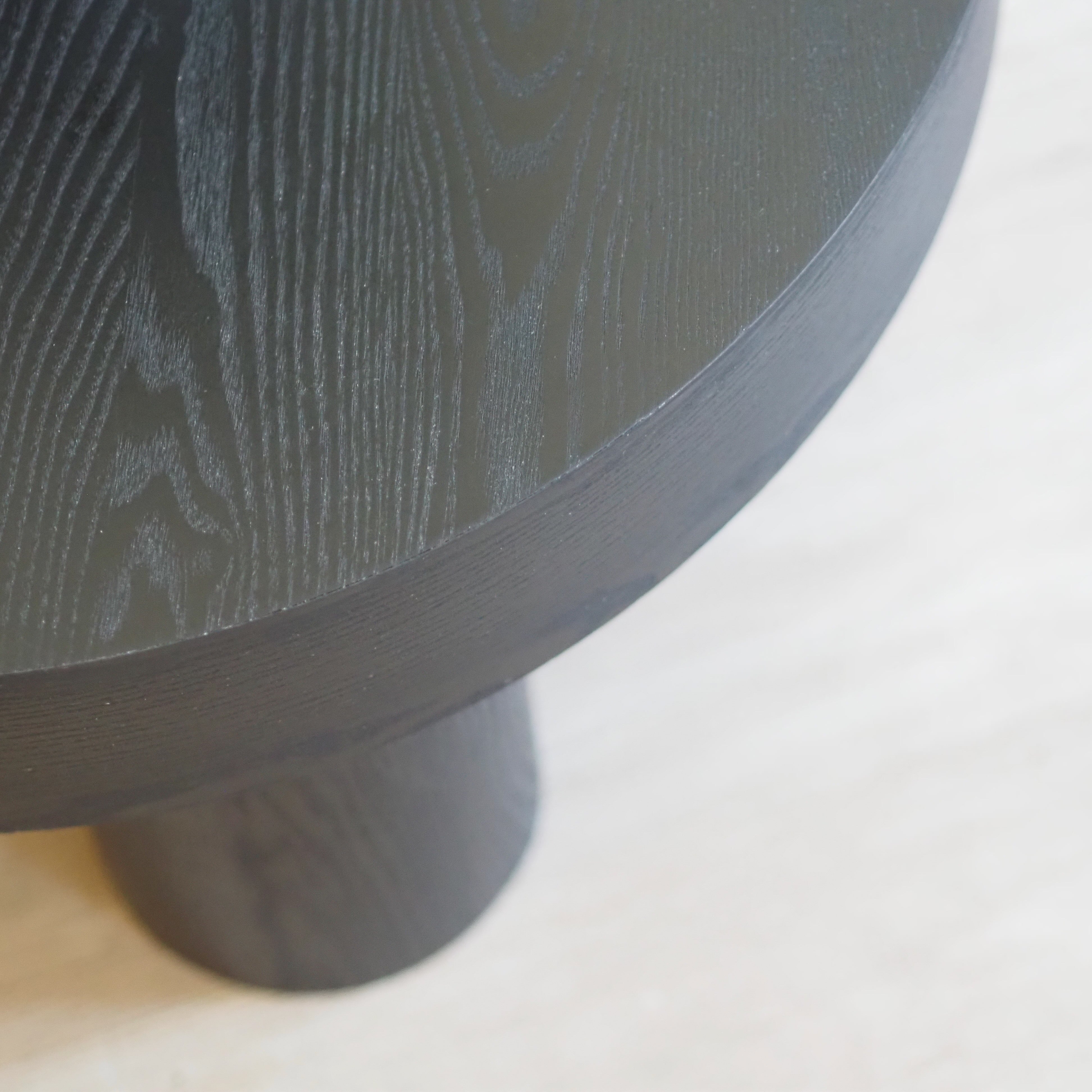 Runder Couchtisch mit zylindrischen Beinen – schwarz gefärbtes Holz, Ø 59 cm