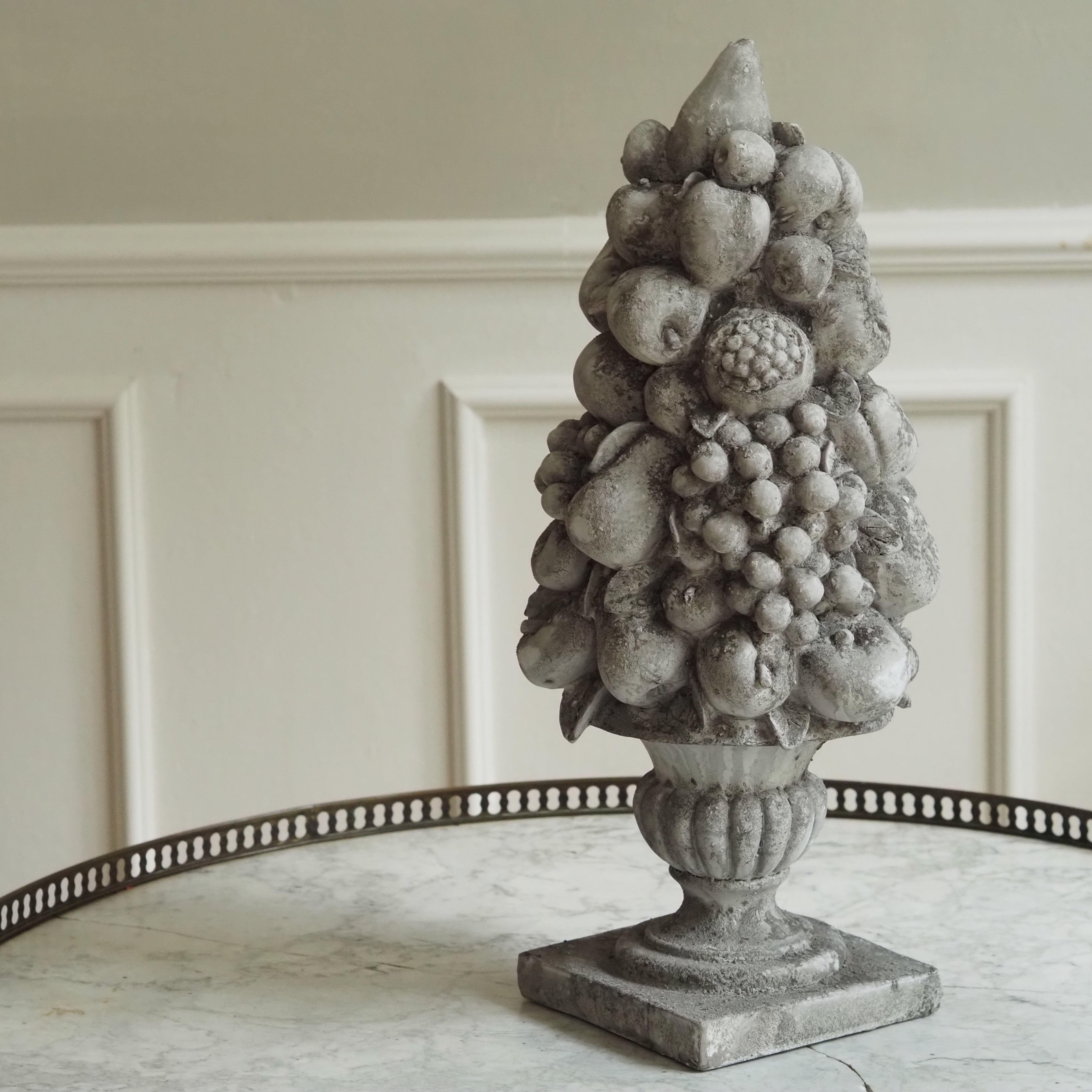 Obstpyramide Steinoptik · Barocke Gartenskulptur auf Sockelvase